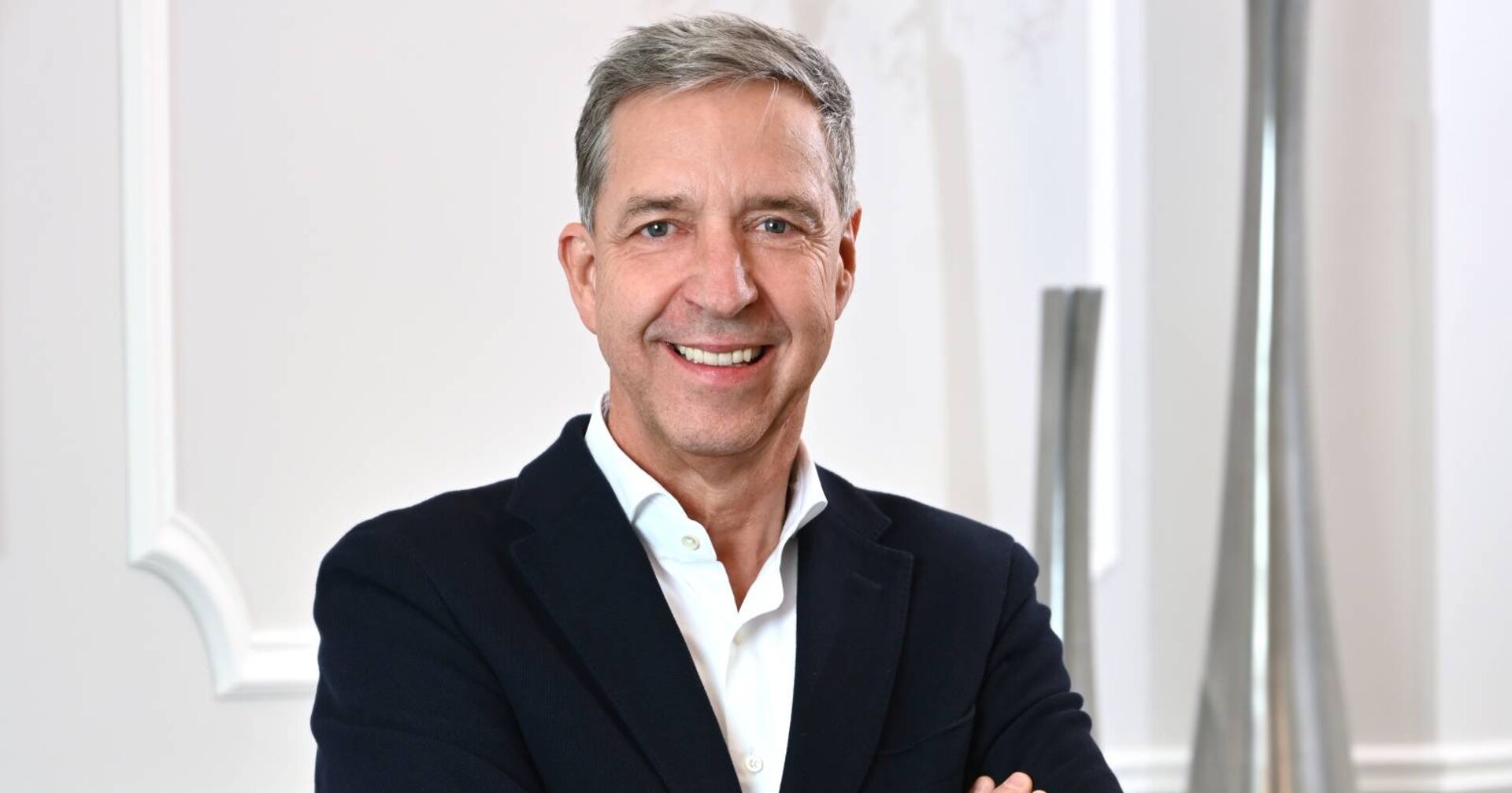 Porträt von Gerhard Mosser, der ein dunkles Sakko samt weißem Hemd trägt