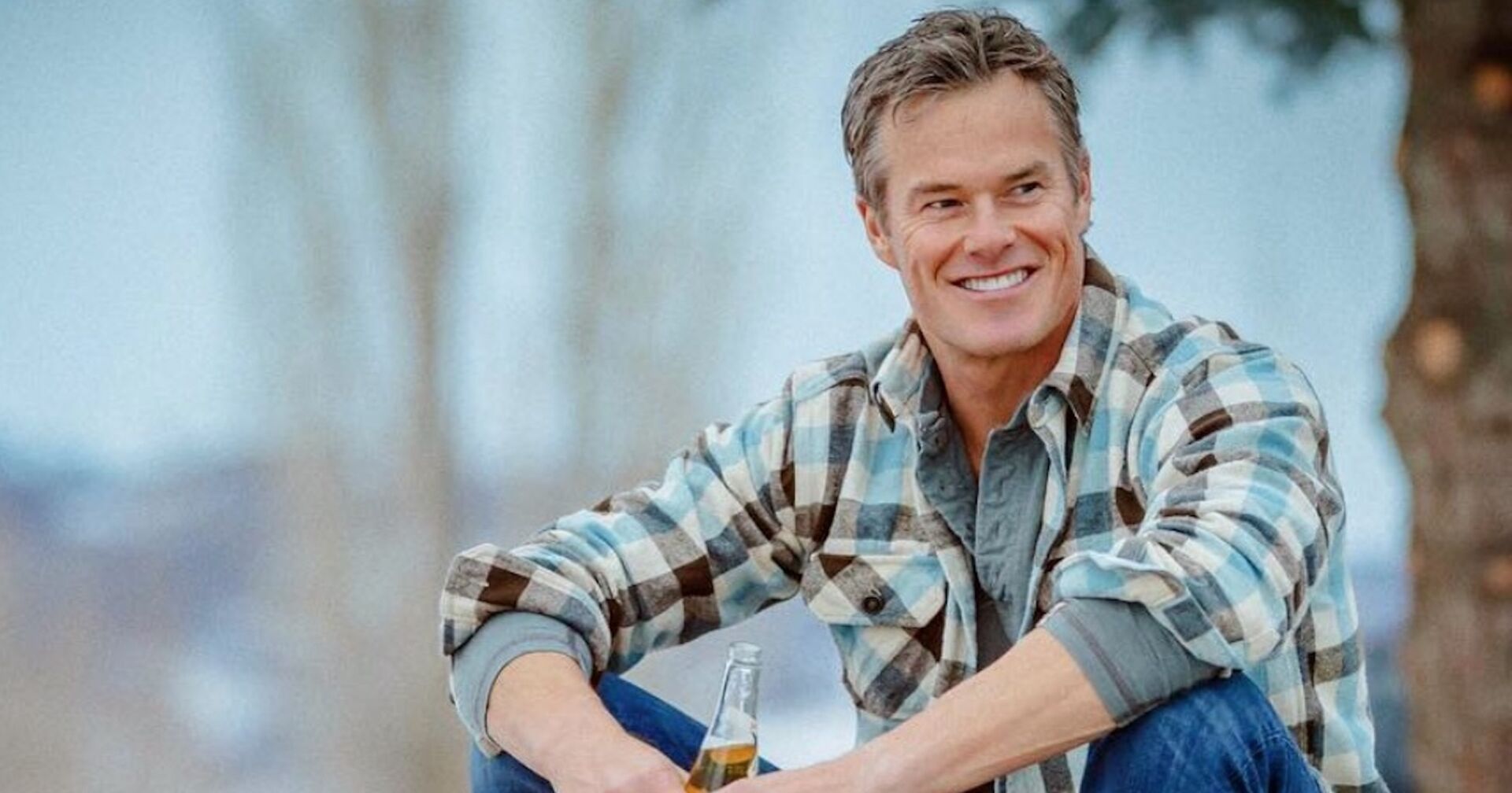 Der Schauspieler Alec Musser mit einem karrierten Hemd.