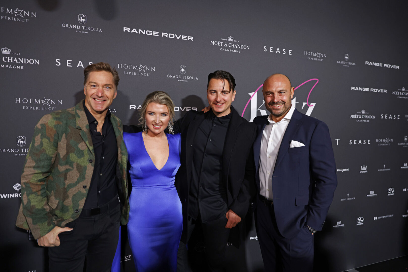 Hans Knauß, Sophie Hoffmann, Andreas Gabalier und Felix Wannemacher vor einer Fotoleinwand.