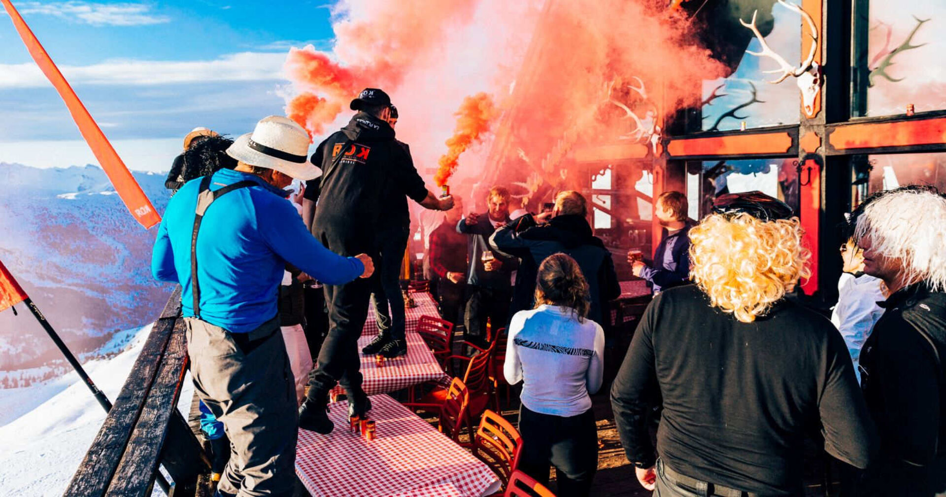 Eine Après-Ski-Party in einem Wintersportort.