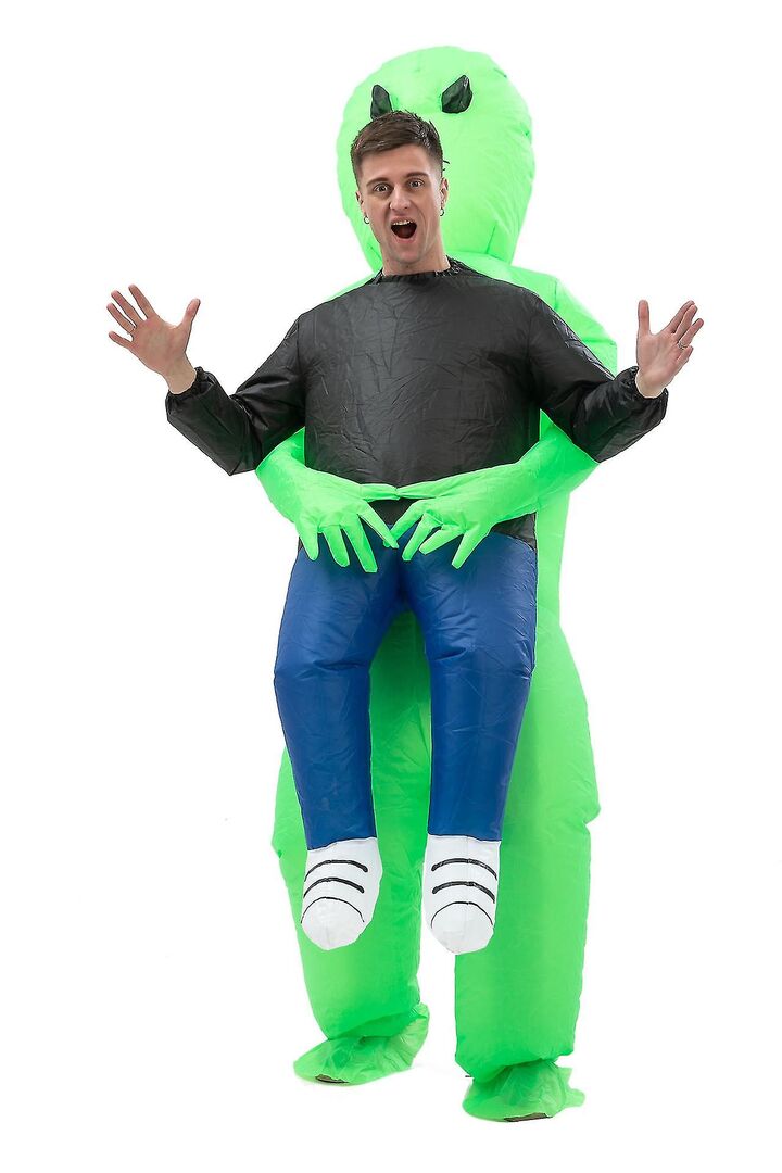 Mann mit aufblasbares Alienkostüm