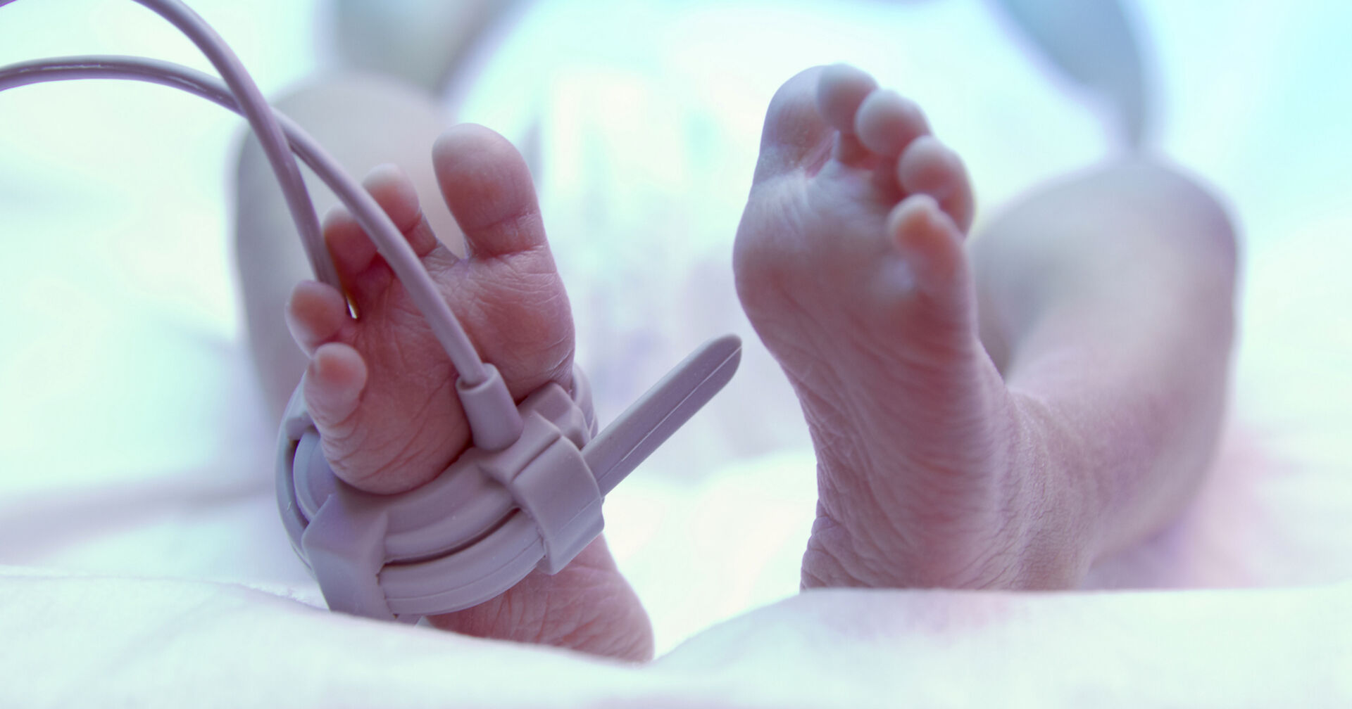 Ein Baby im Krankenhaus, man sieht nur die Füße.