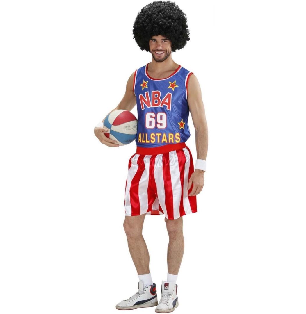 Mann mit Afroperücke als Basketballer verkleidet.