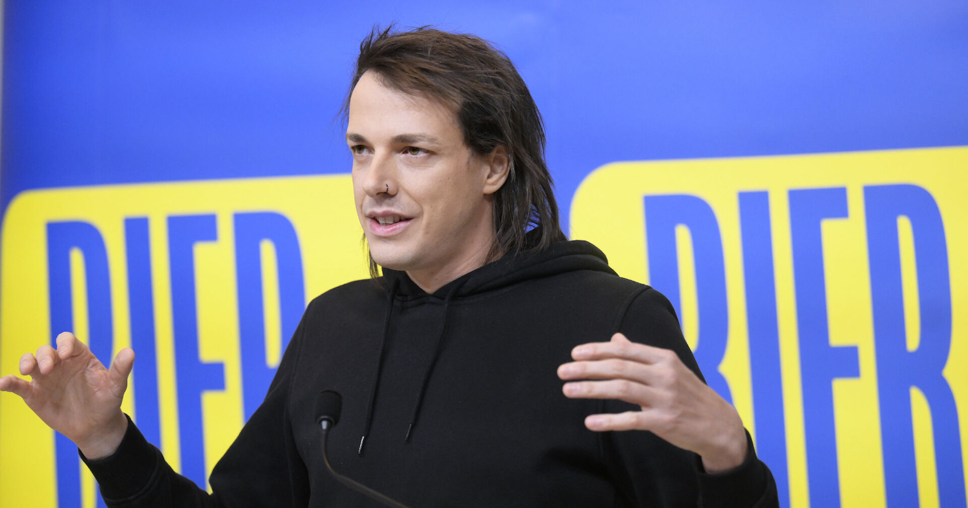 Bierparteigründer Dominik Wlazny auf der Pressekonferenz zum Antritt bei der Nationalratswahl.