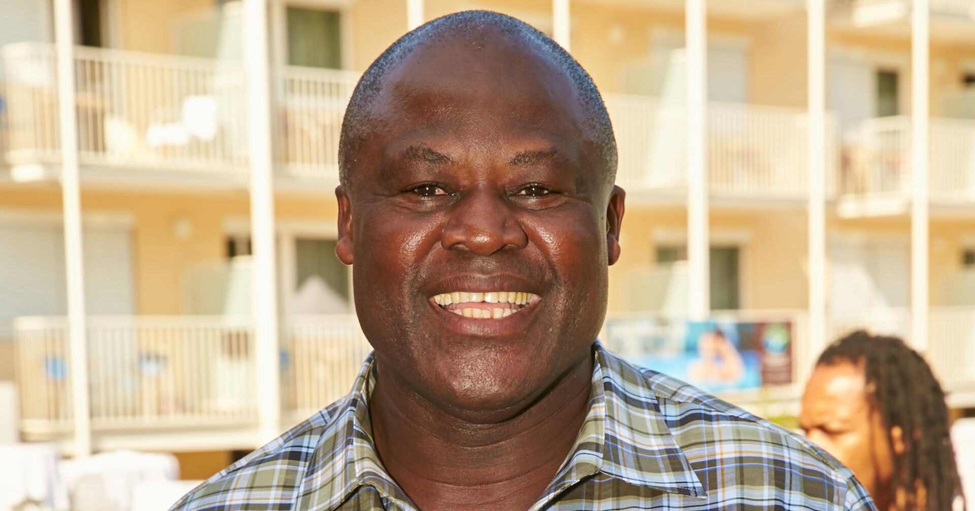 Biko Botowamungo mit einem karierten Hemd.