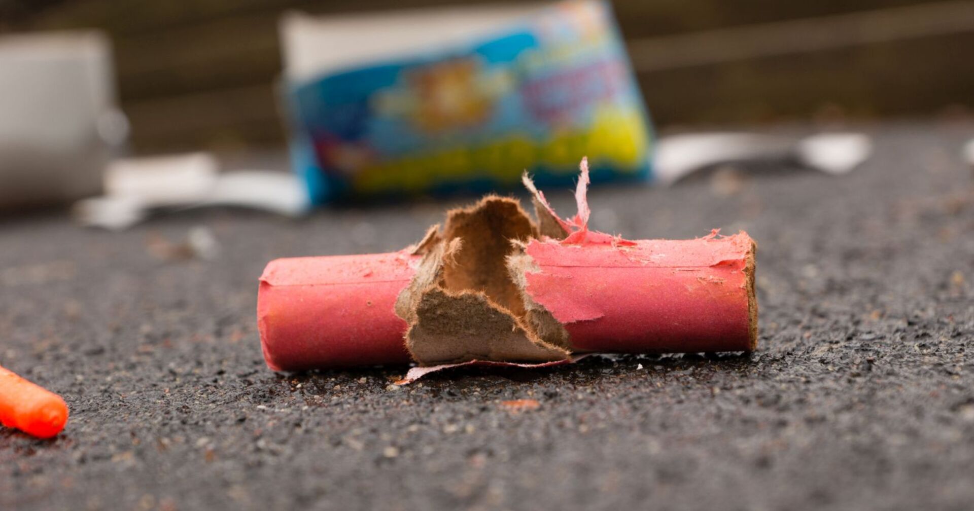 Ein gezündeter Böller auf der Straße.