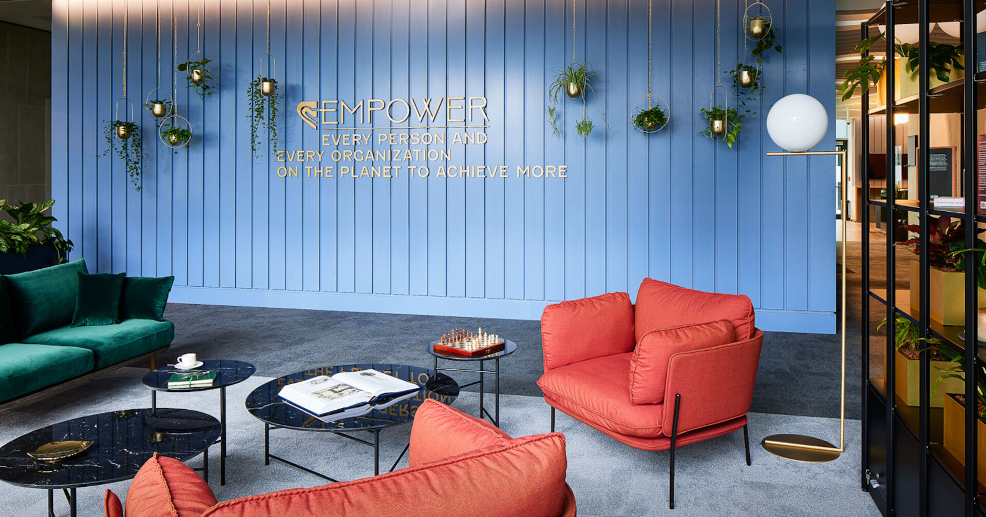 Rote Couchsessel vor einer blauen Bürowand im Hintergrund | Credit: Peter Podpera, Vienna 2022