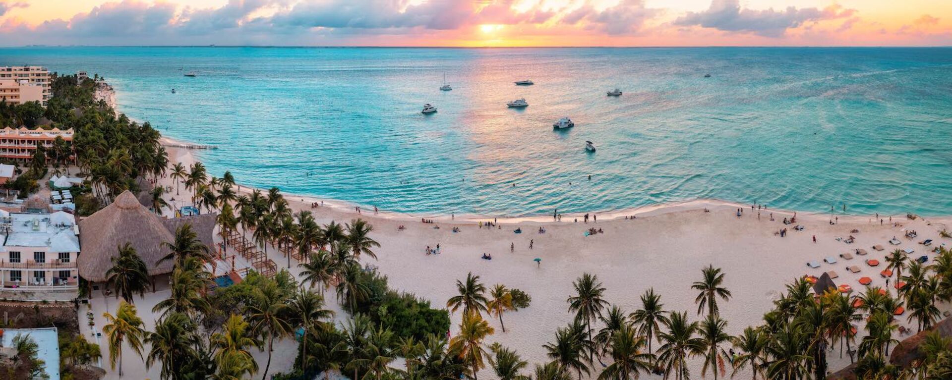 Übersichtsbild über den Strand von Cancún
