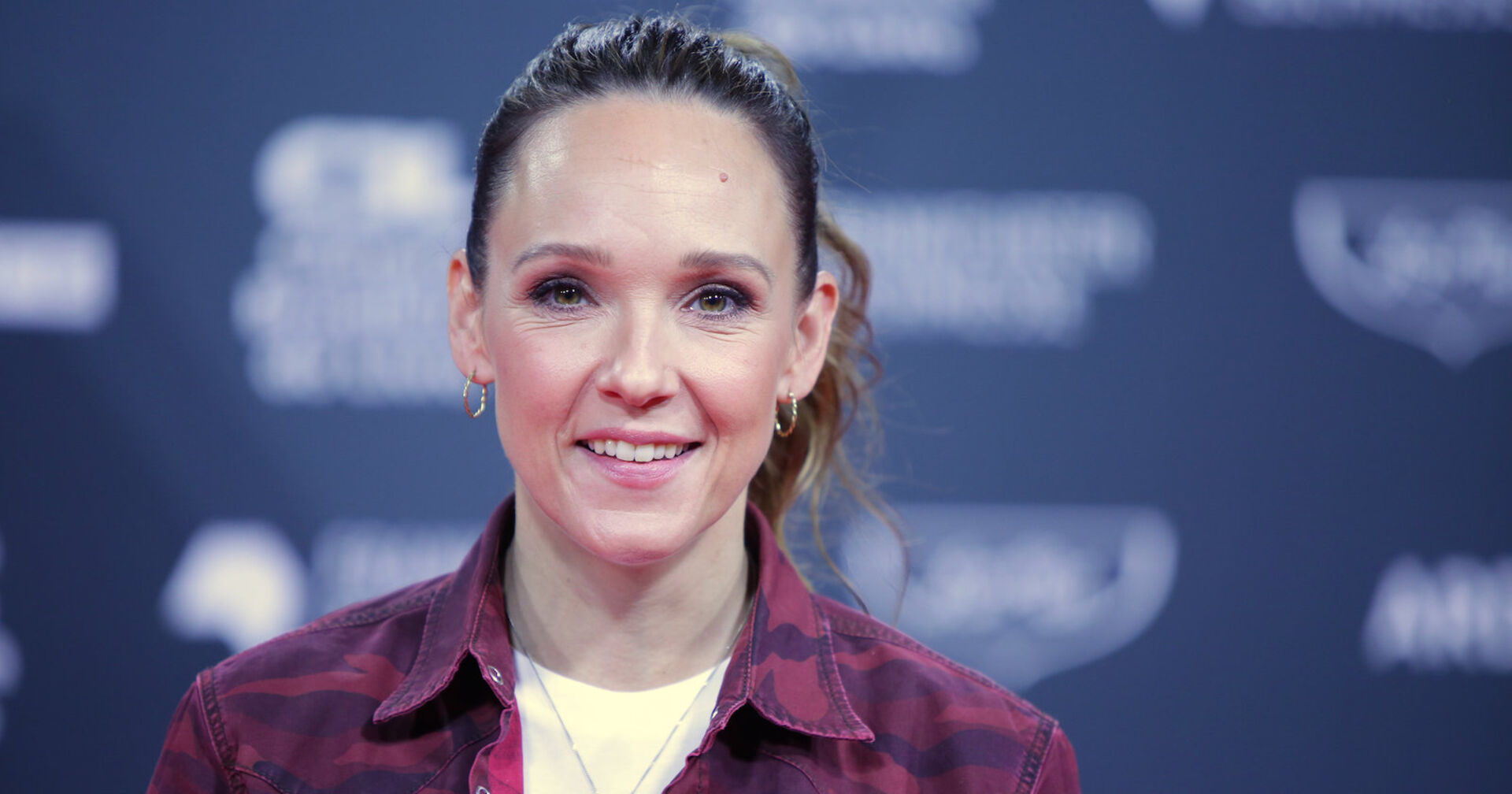 Caroline Keberkus mit einem Zopf und einem Hemd.