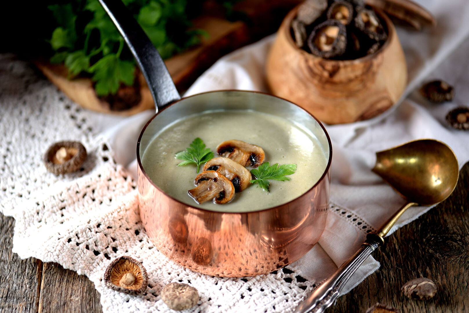 Champignon-Rahmsuppe mit Trüffelöl | Credit: iStock.com/Tetiana_Chudovska