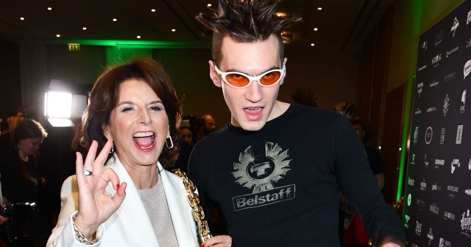 Claudia Obert und ihr neuer Toy Boy Rapper Arkan mit einer orangenen Sonnenbrille.