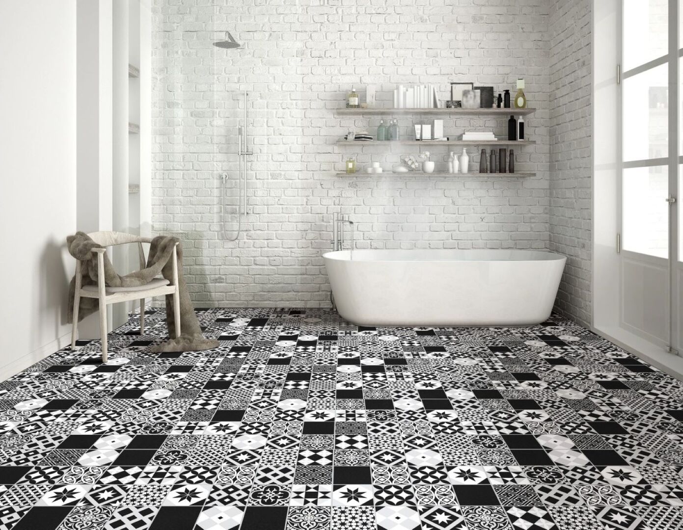 Badezimmer mit Badewanne und Schwarz-Weiß-Fliesen