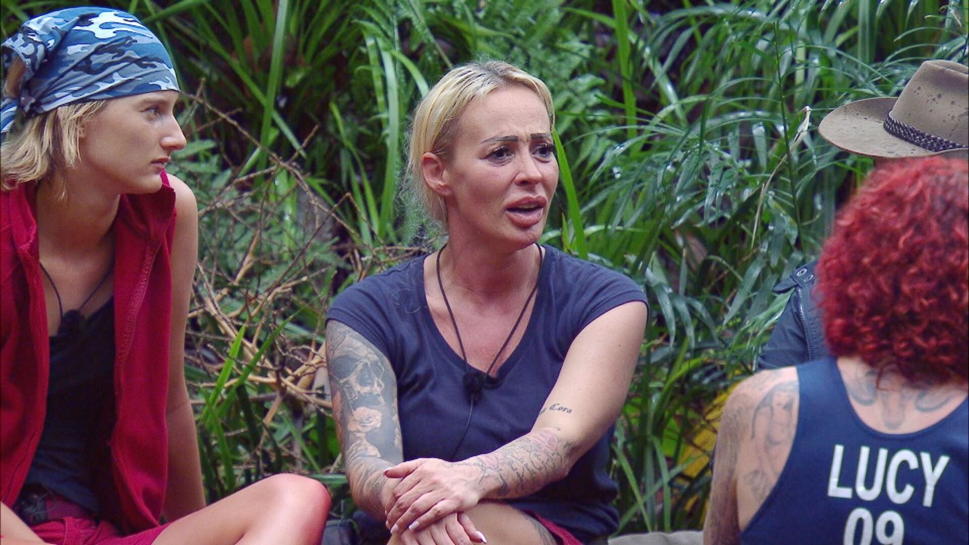 Cora Schumacher mit den anderen Teilnehmern beim Lagerfeuer vom Dschungelcamp.