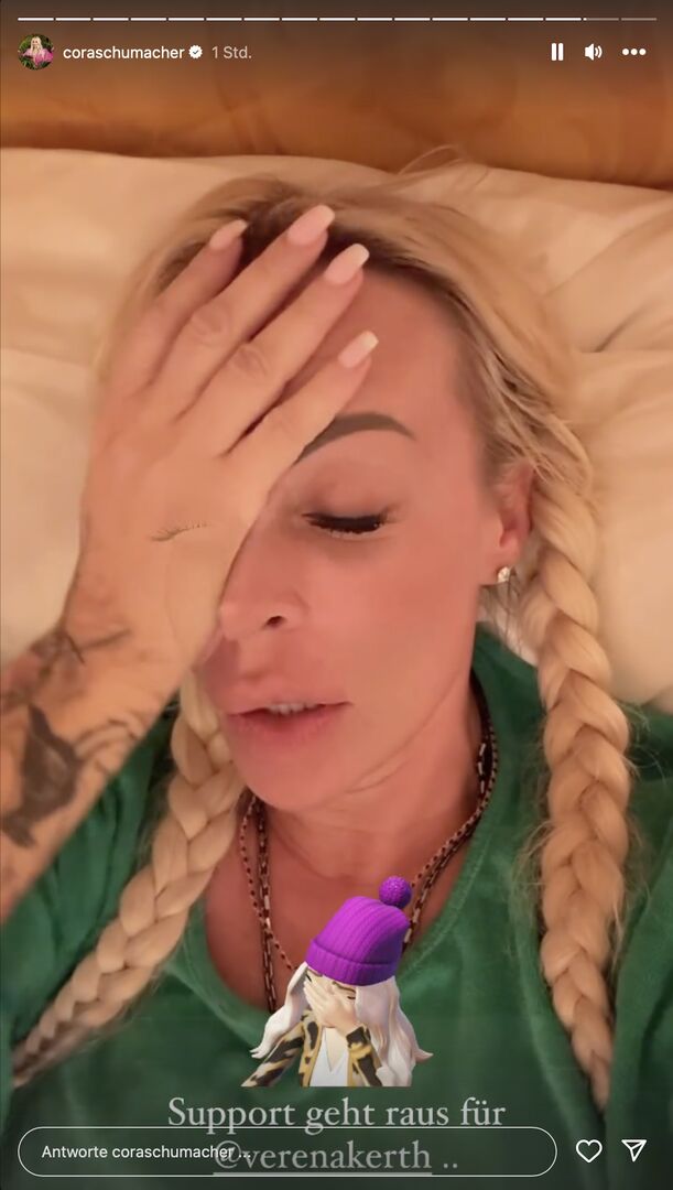 Cora Schumacher in einer Instagram Story. Sie hält sich mit einer Hand ihr Gesicht.