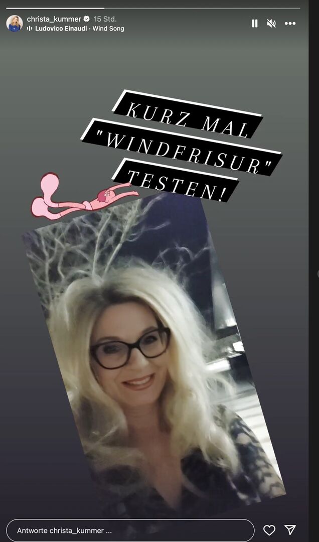Eine Instagram Story von Crista Kummer mit wehenden blonden Haaren. Dabei steht "Kurz mal Windfrisur testen!"