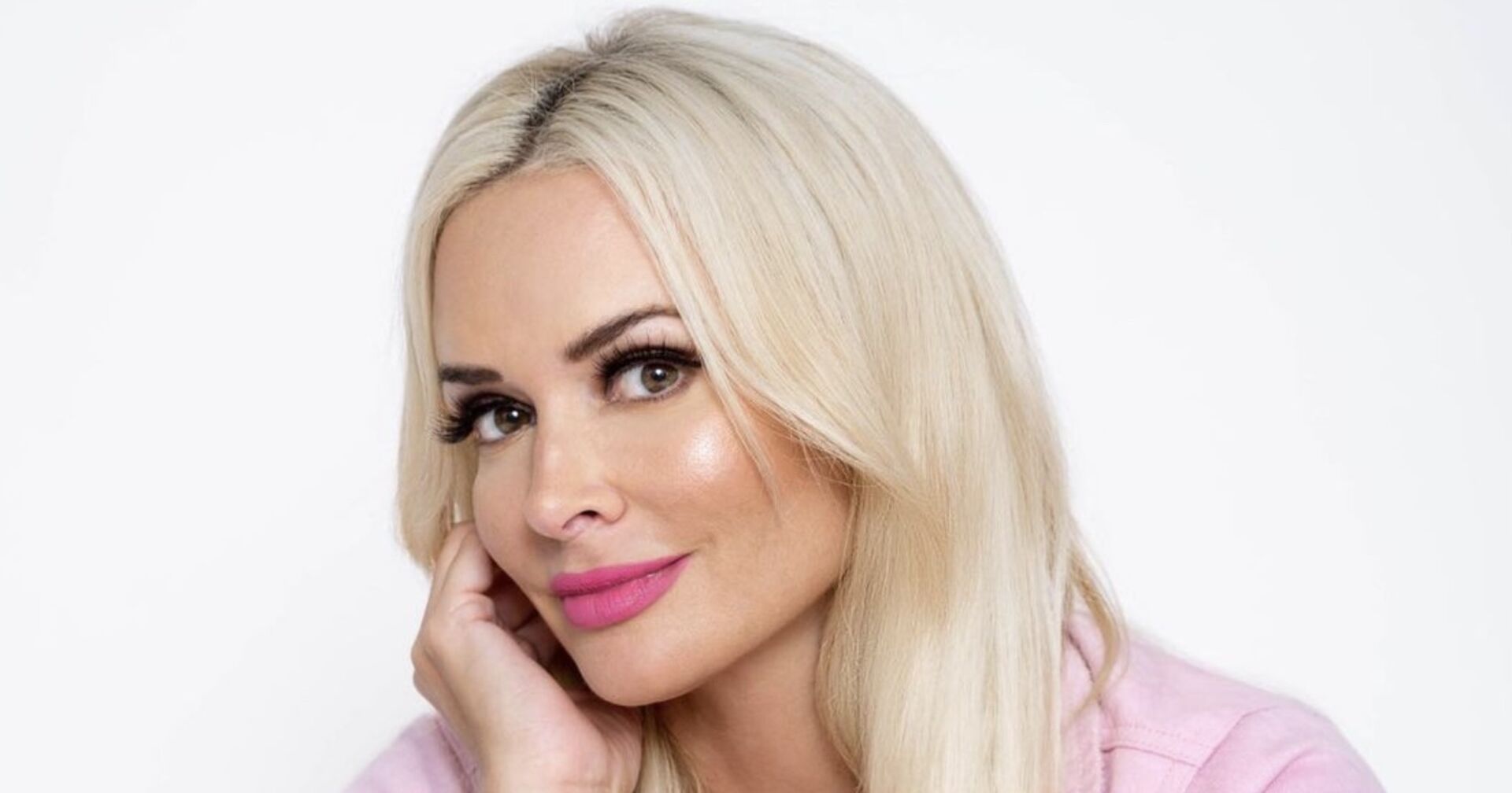 Daniela Katzenberger mit blonden offenen Haaren und viel Make-Up.