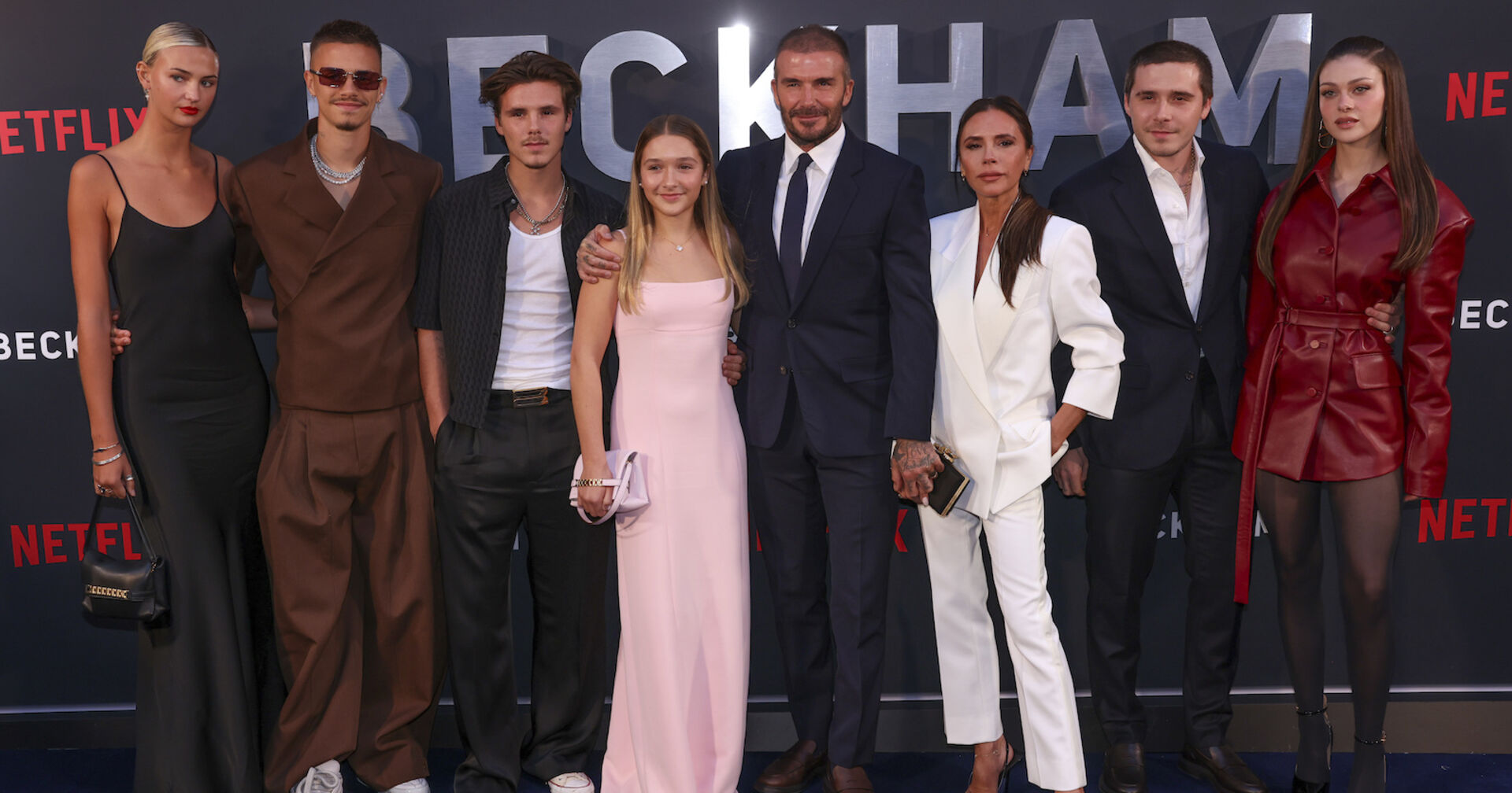 Die komplette Familie Beckham mit den beiden Partnerinnen der Söhne Brooklyn und Cruz Beckham.