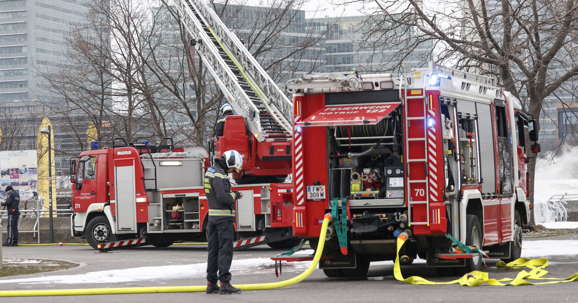 Feuerwehrautos, Einsatzkräfte löschen den schwelenden Brand auf der Donauinsel in der Sunken City