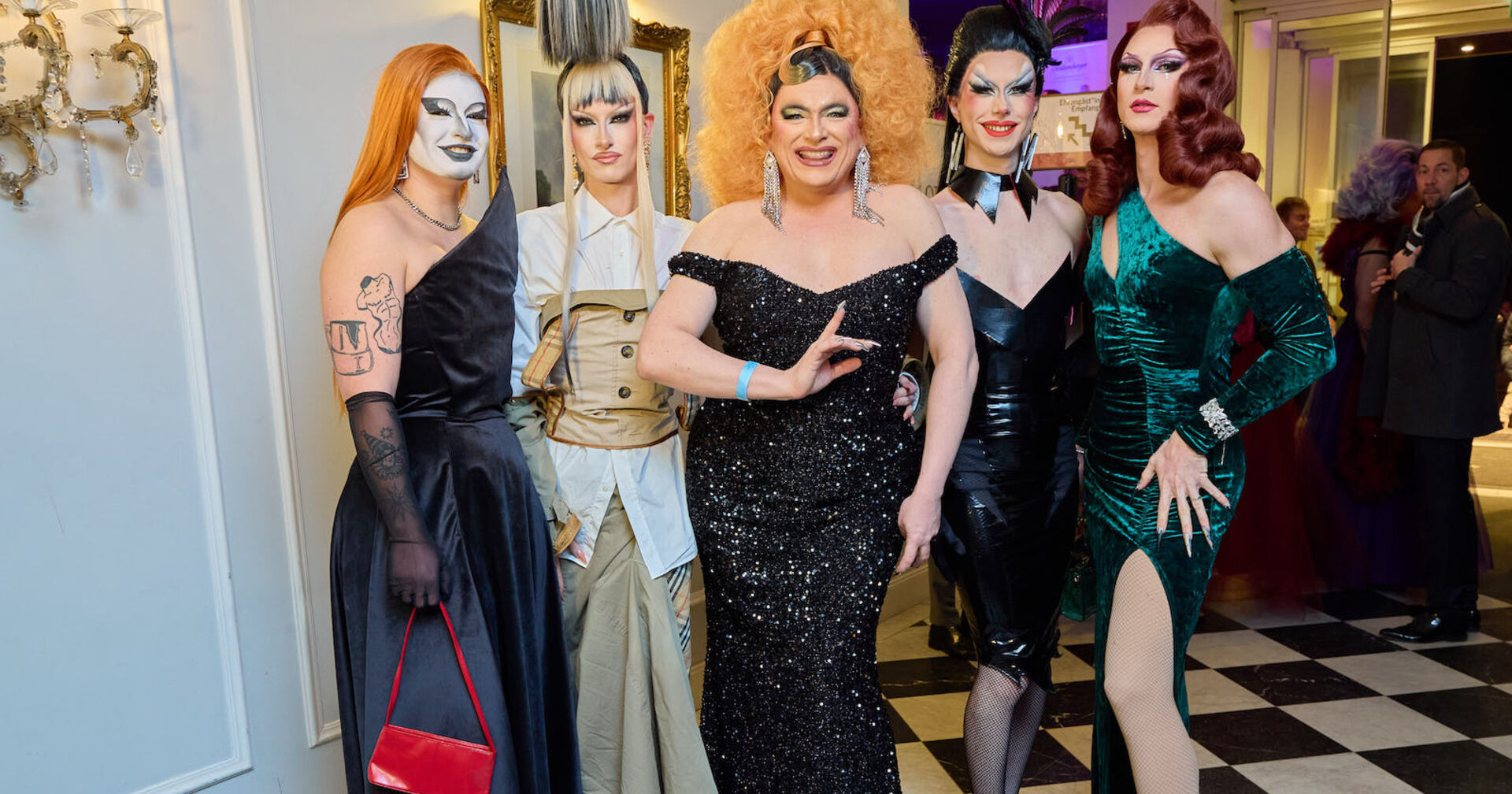 Fünf Dragqueens im Parkhotel Schönbrunn | Credit: Starpix / picturedesk.com