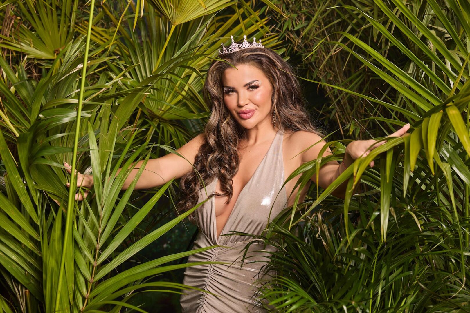 Kim Virginia in einem goldenen Minikleid und einer Krone.