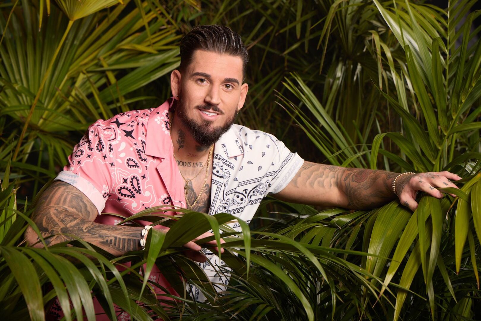 Mike Heiter im Dschungelcamp mit einem bunten Hemd.