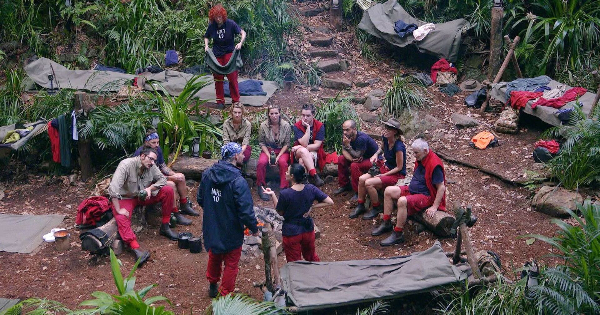 Die Teilnehmer vom Dschungelcamp am Lagerfeuer im Australien.