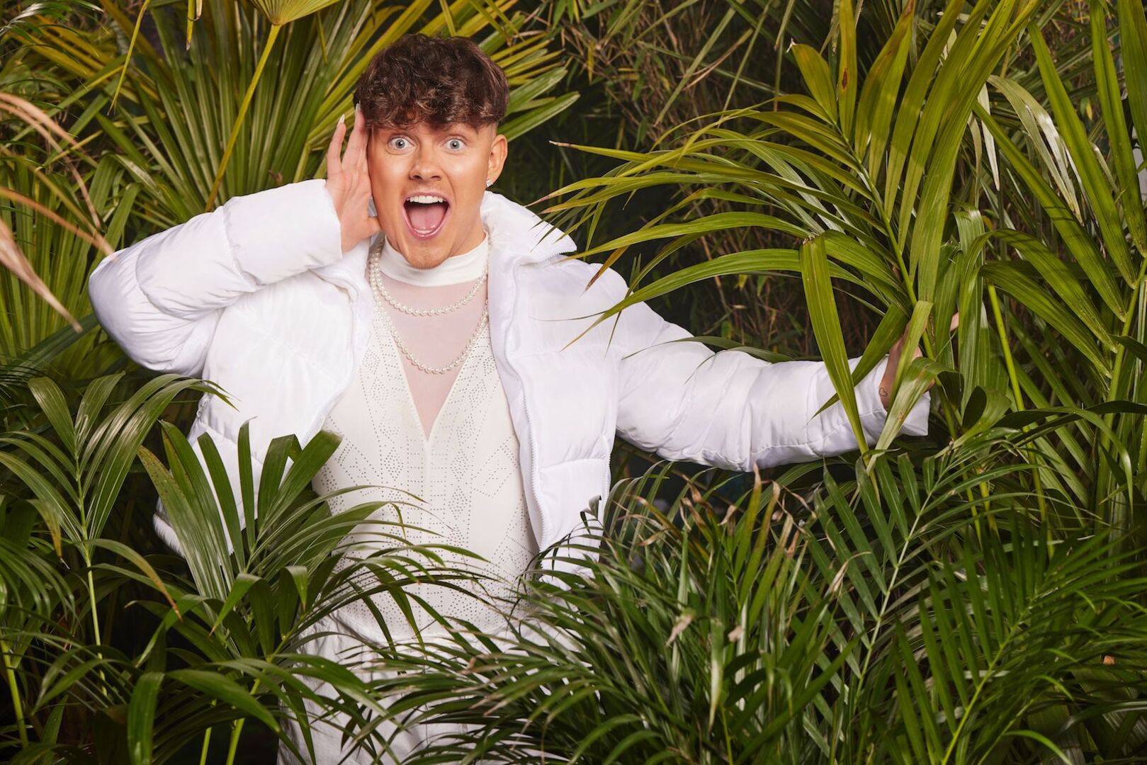 Twenty4Tim mit einer weißen Jacke und einem weißen T-Shirt.