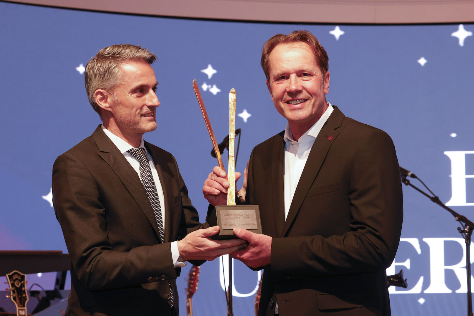 Edi Unterberger nimmt den Award in Kitzbühel an.