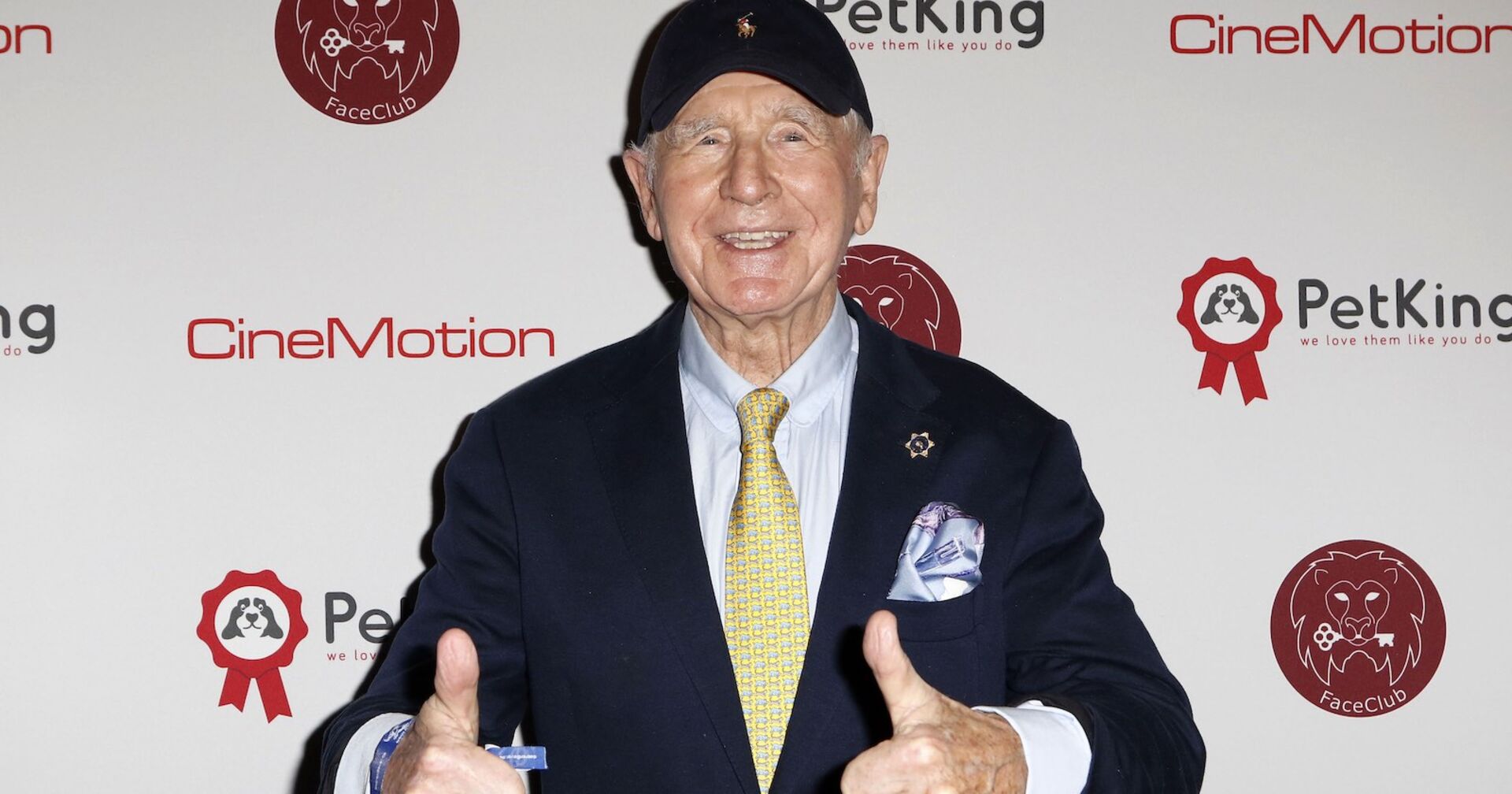 Frédéric Prinz von Anhalt mit Daumen hoch bei einem Event.