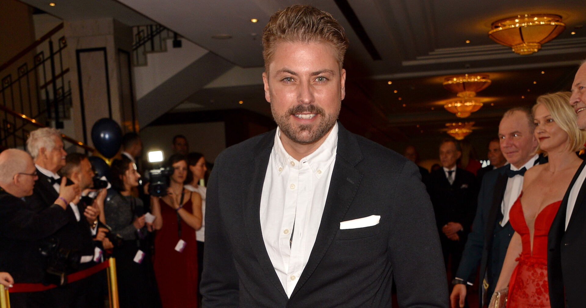 Felix von Jascheroff beim Presseball in Berlin in einem schwarzen Anzug und einem weißen Hemd.