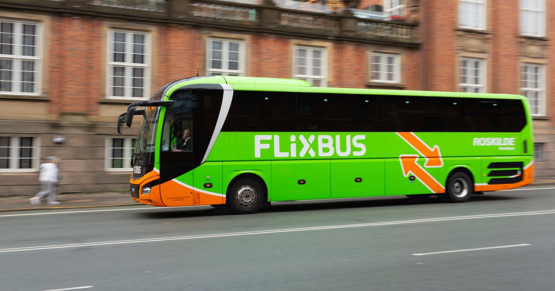 Ein grüner Flixbus fährt auf der Straße.