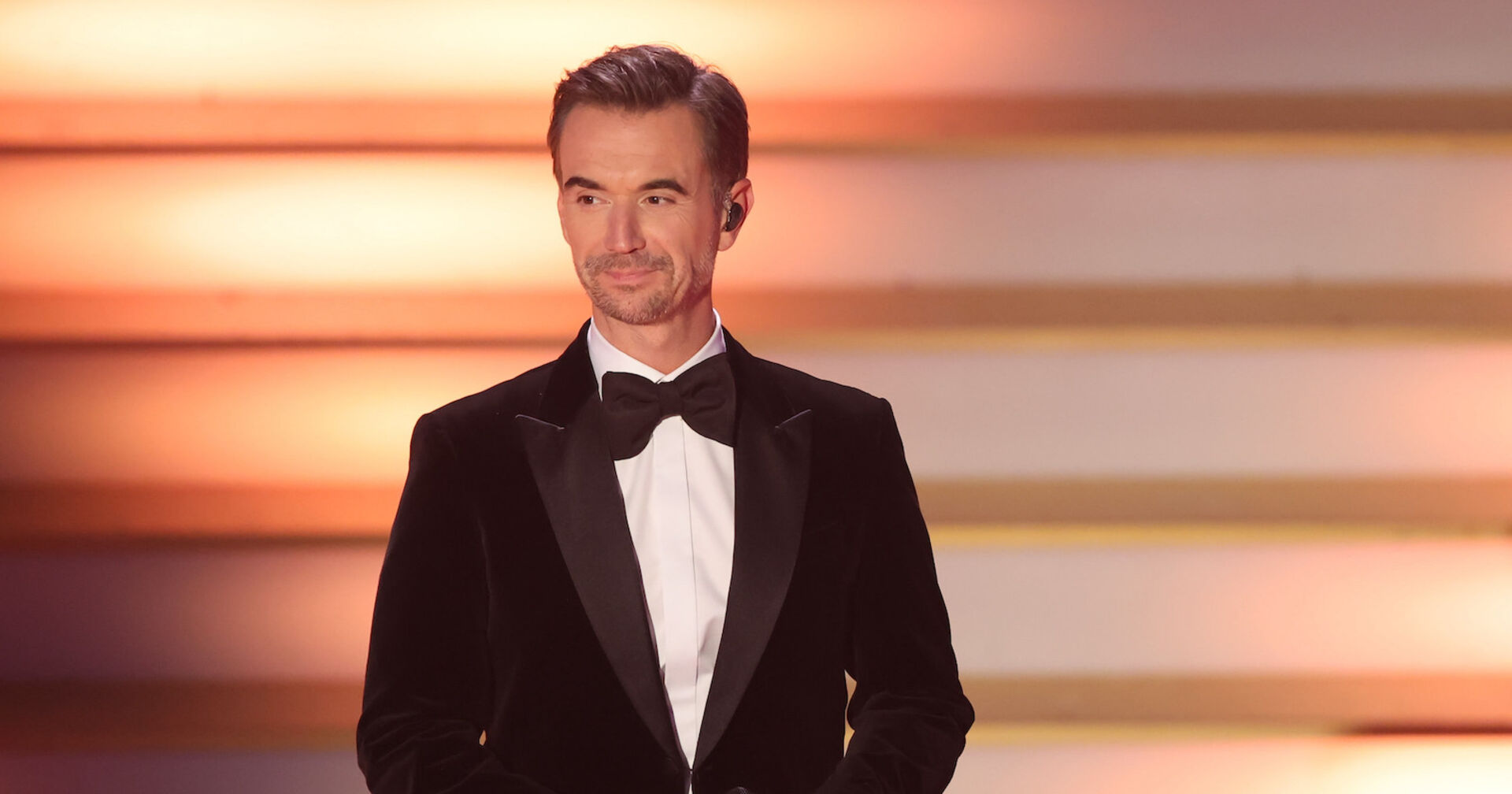 Florian Silbereisen trägt ein schwarzes Sakko und eine schwarze Fliege.