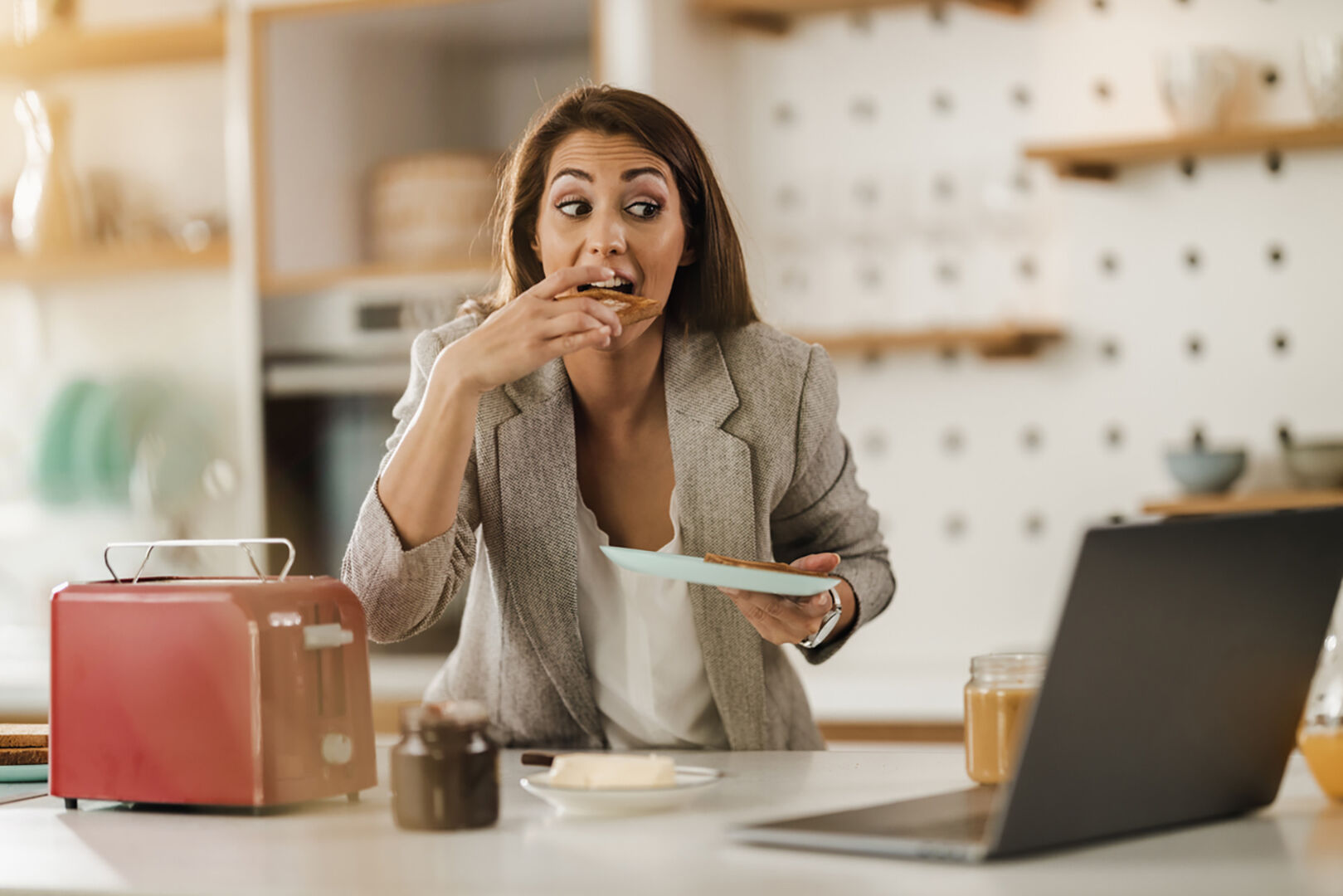 Frau gestresst beim Frühstück | Credit: iStock.com/MilanMarkovic