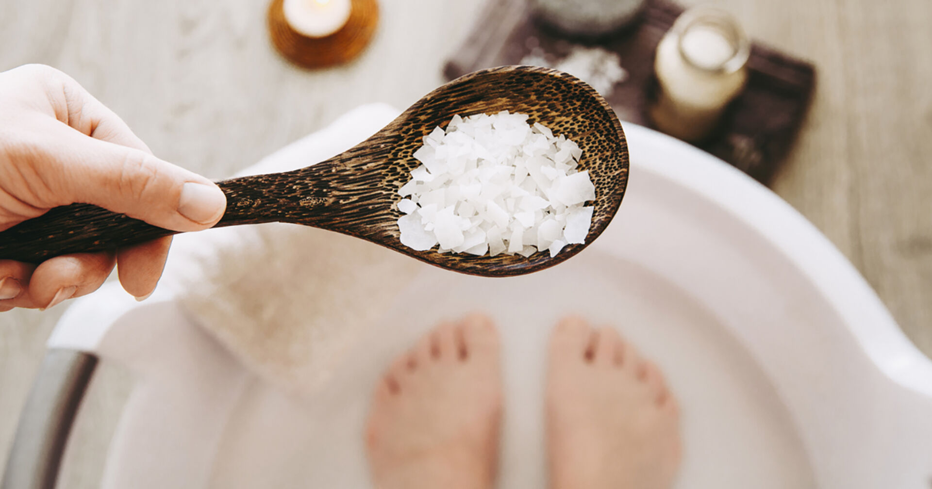 Frau macht Fußbad | Credit: iStock.com/Helin Loik-Tomson
