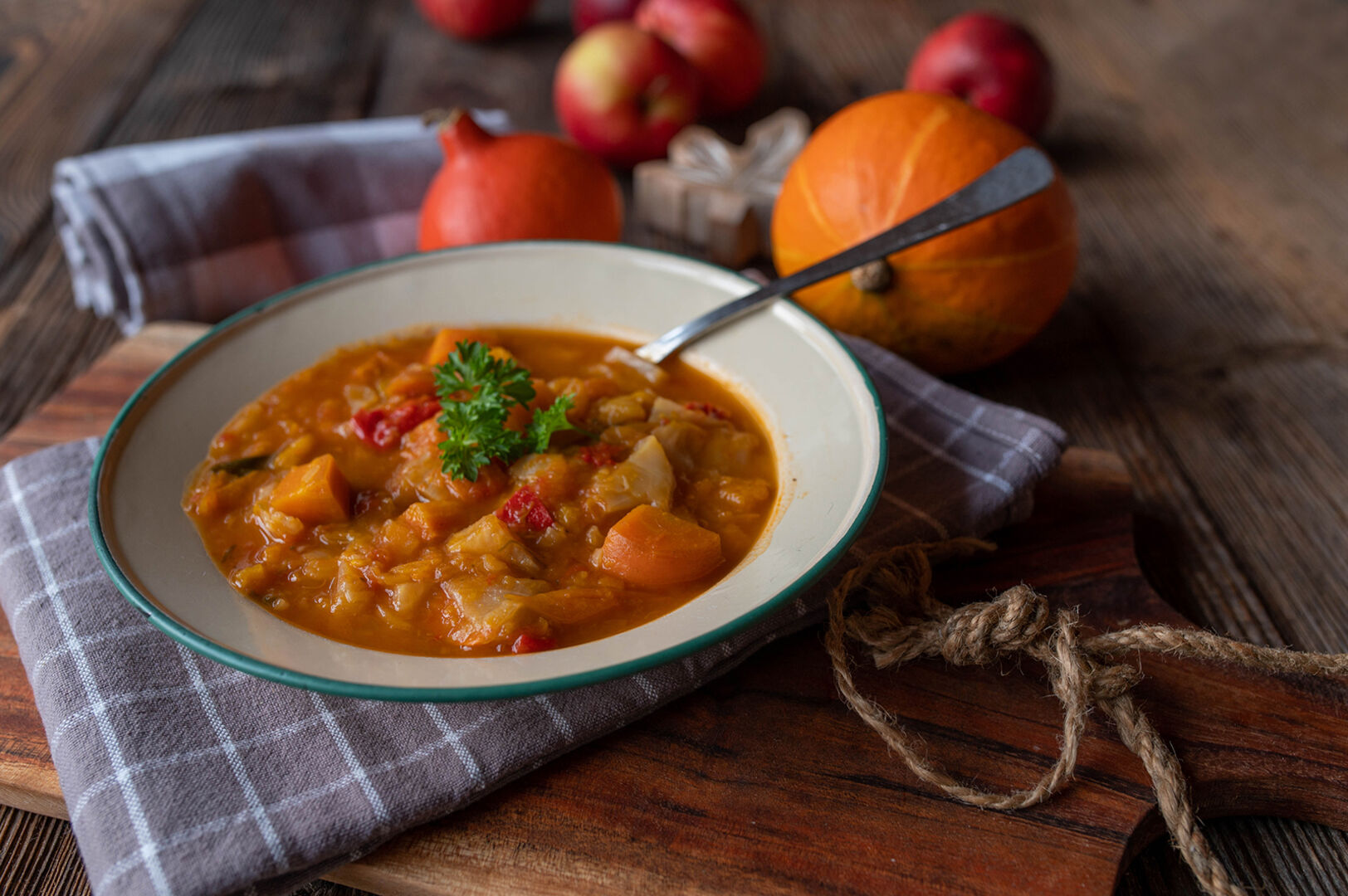 Gemüseeintopf am Tisch | Credit: iStock.com/Angelika Heine