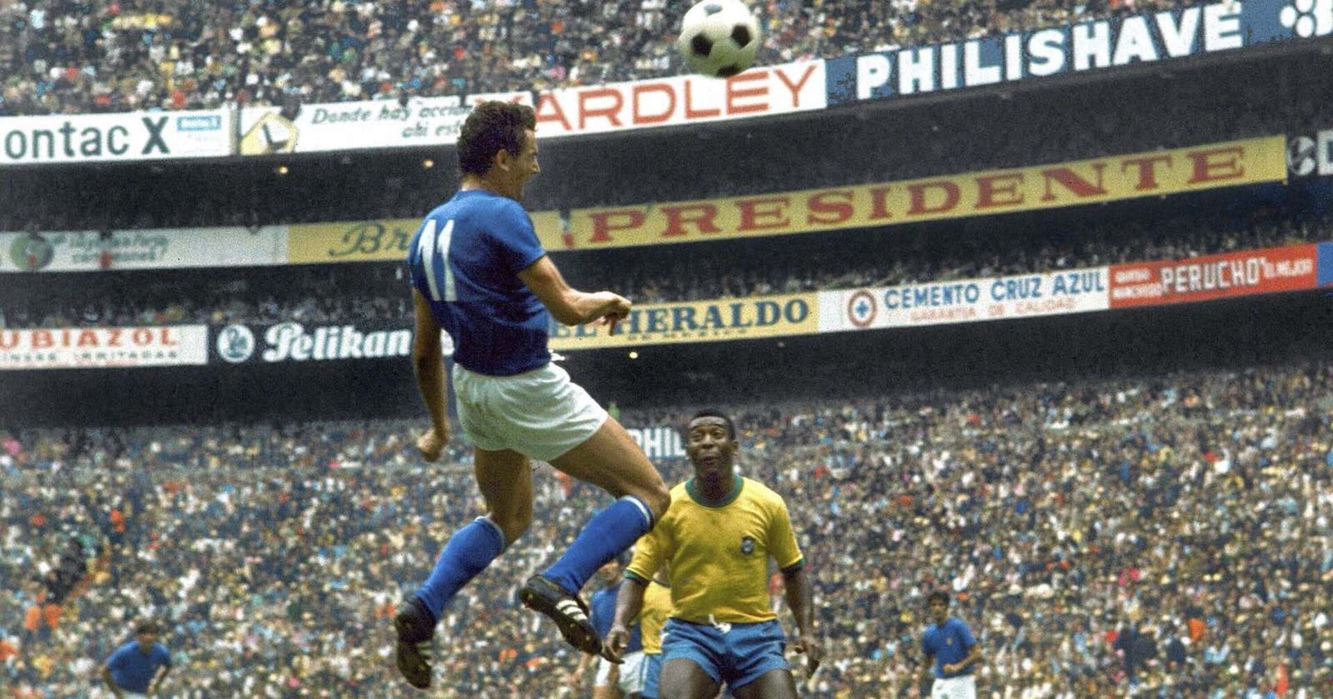 Riva versucht einen Kopfball, im gegenüber steht Pele.