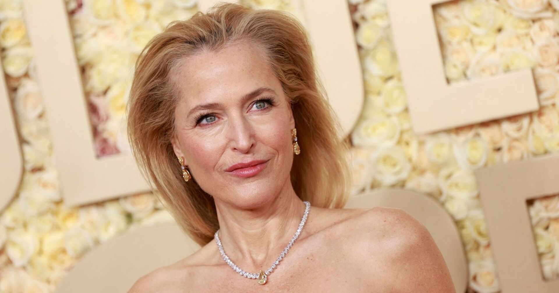 Gillian Anderson mit mit offenen blonden Haaren auf dem Red Carpet.