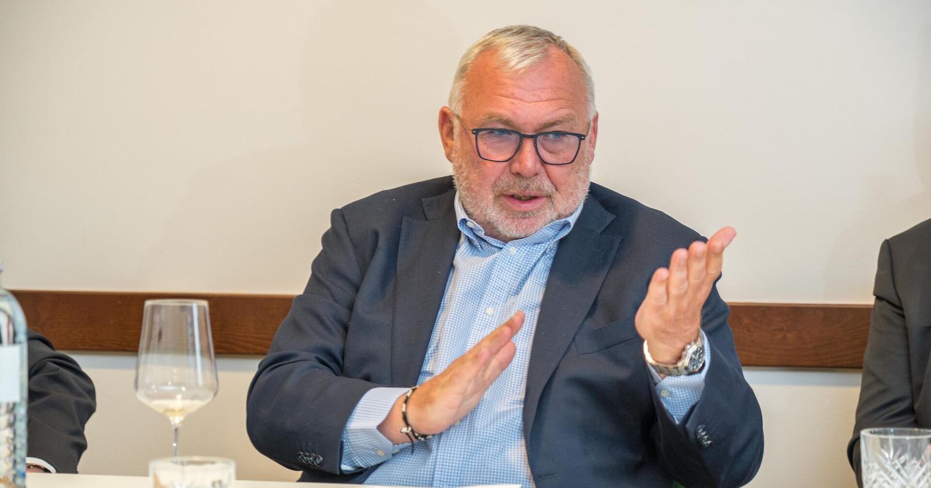 Alfred Gusenbauer im Porträt spricht und gestikuliert
