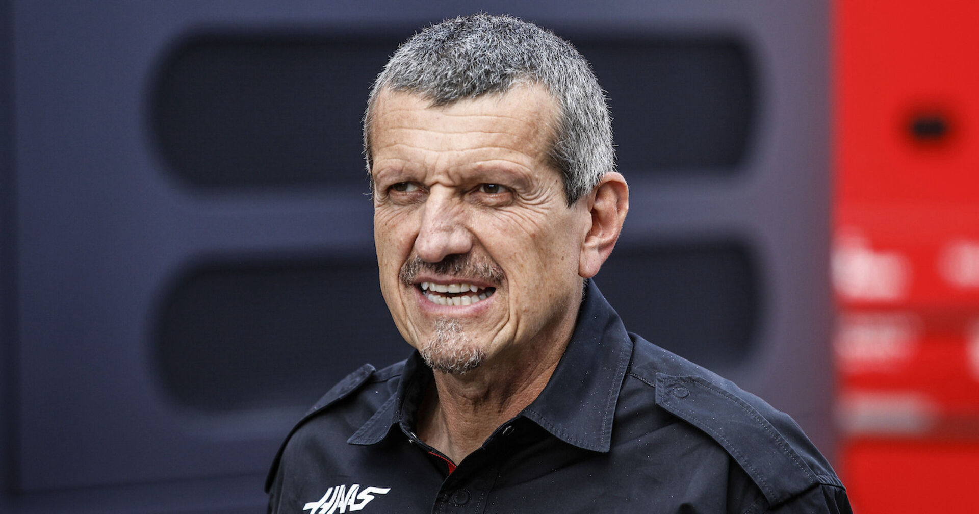 Günther Steiner im offiziellen Haas-Shirt im Halbprofil