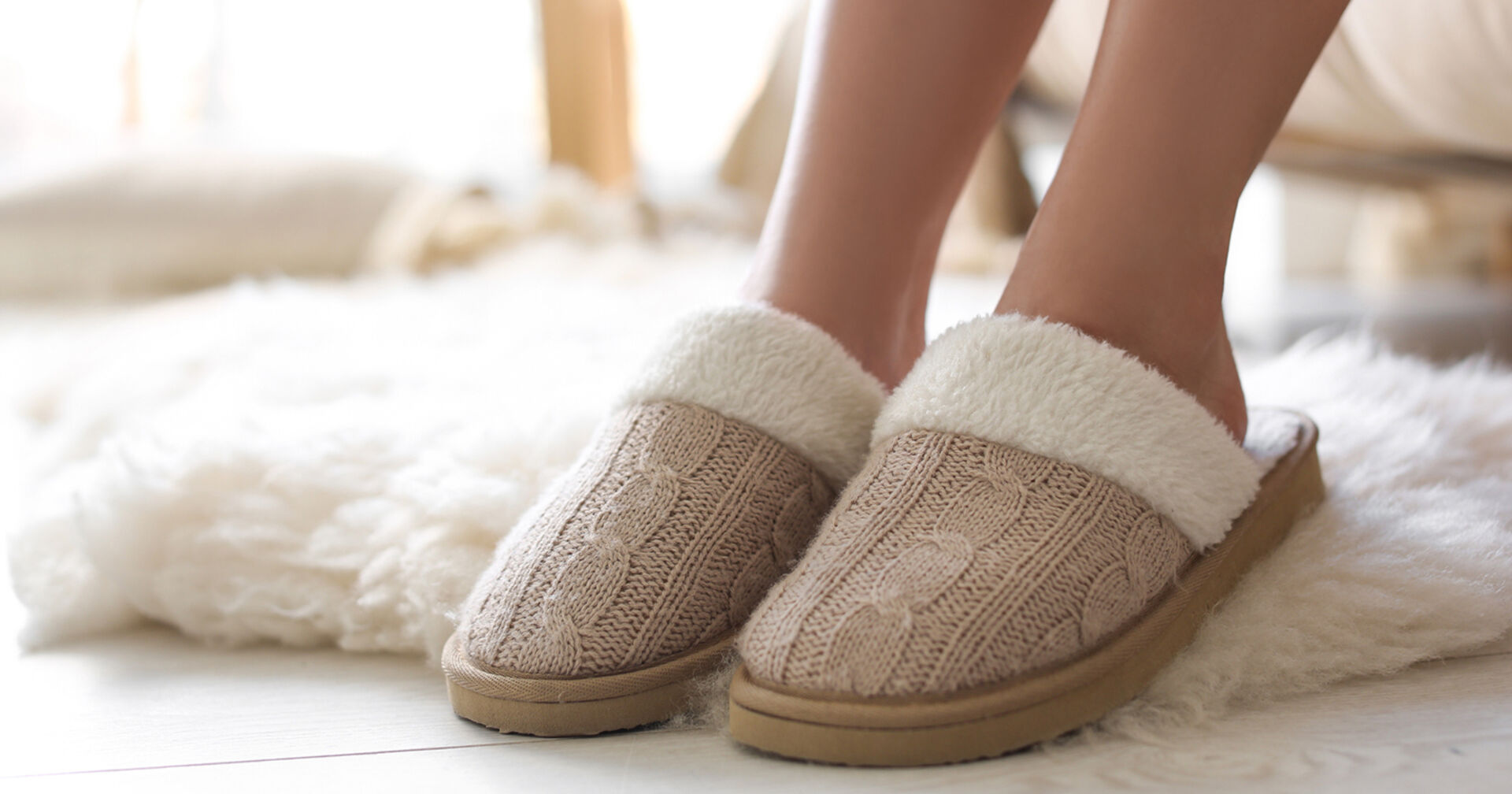 Frau trägt Hausschuhe | Credit: iStock.com/Liudmila Chernetska