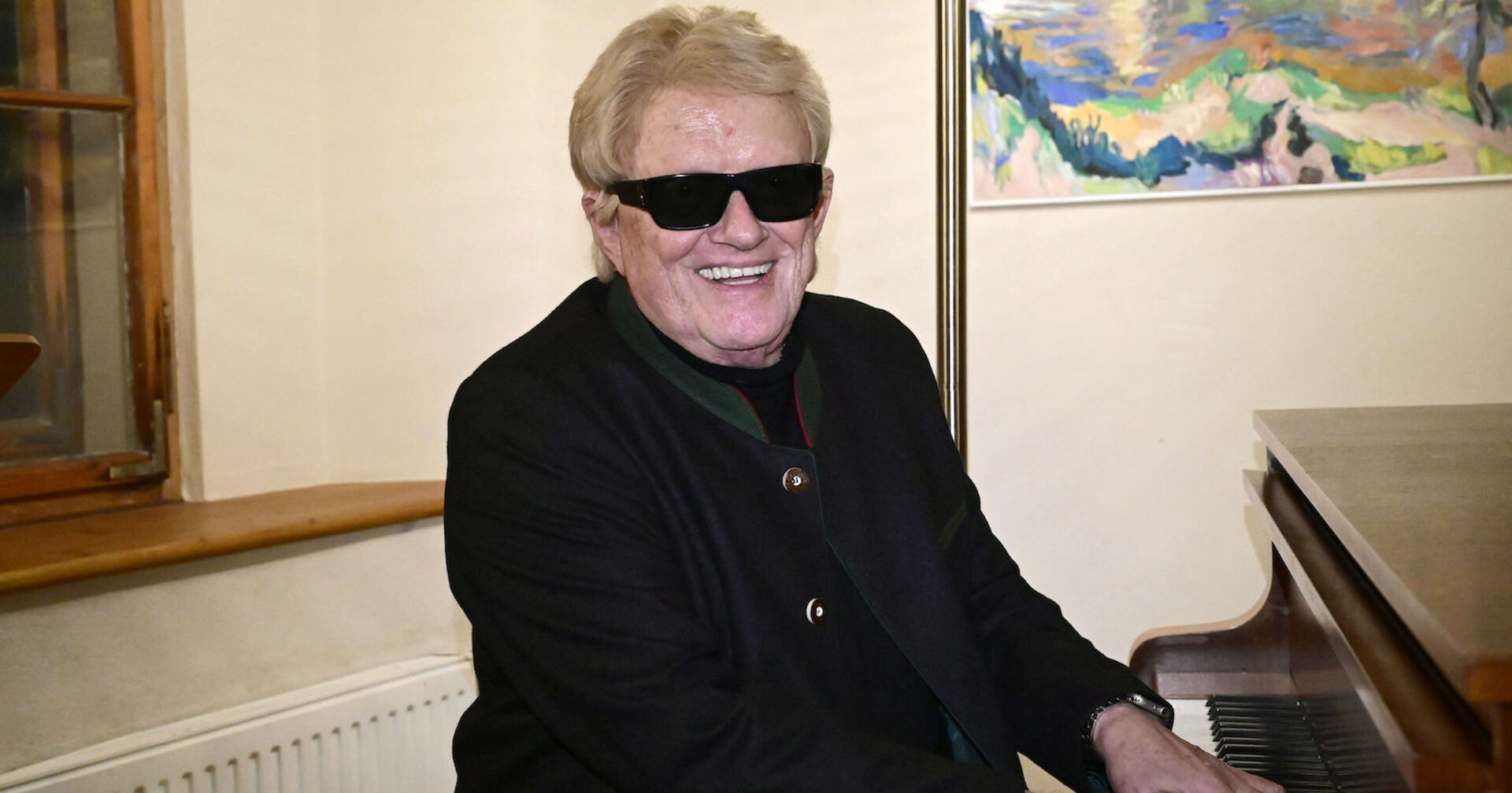 Schlagerstar Heino mit einer schwarzen Brille am Klavier.