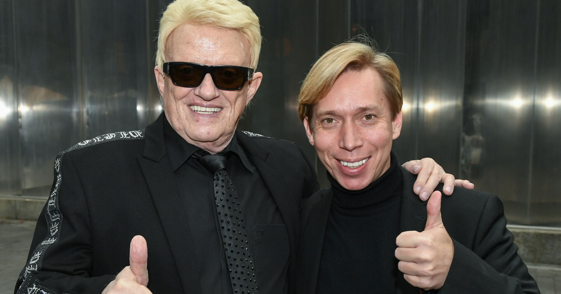 Helmut Werner mit Heino. Beide sind schwarz gekleidet.