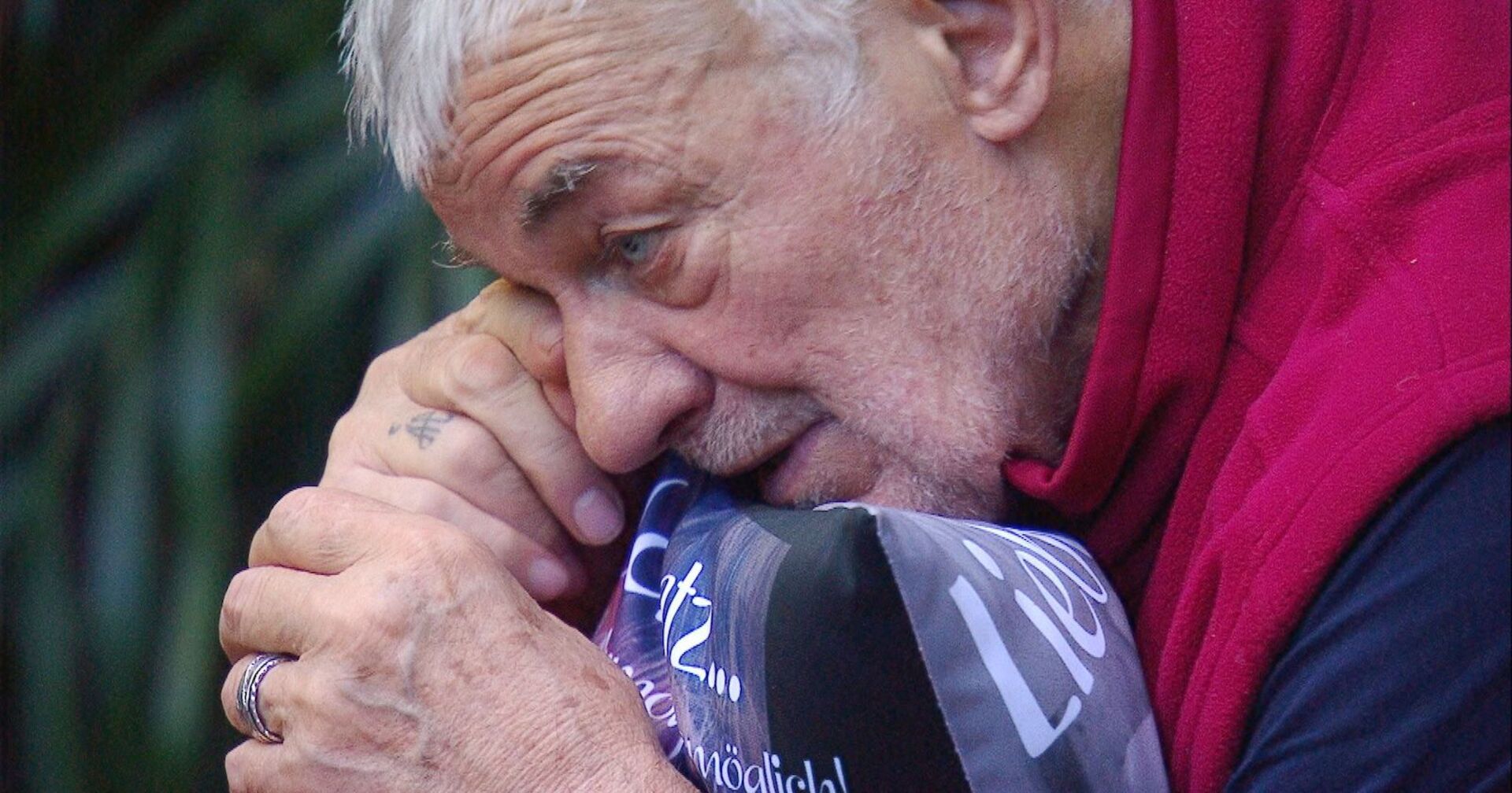 Heinz Hönig im Dschungelcamp auf einem Polster lehnend.