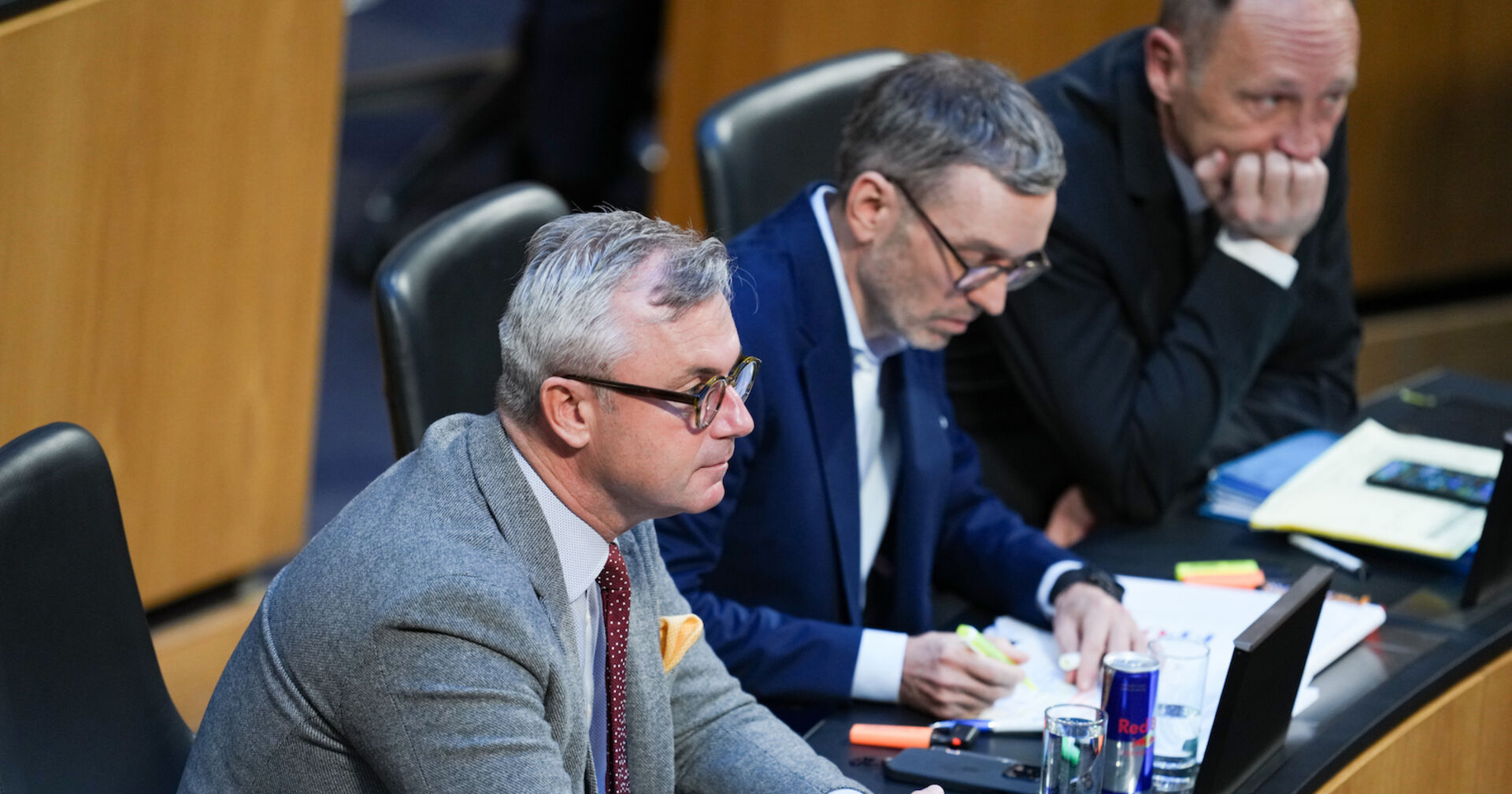Hofer und Kickl auf der Abgeordnetenbank im Parlament.