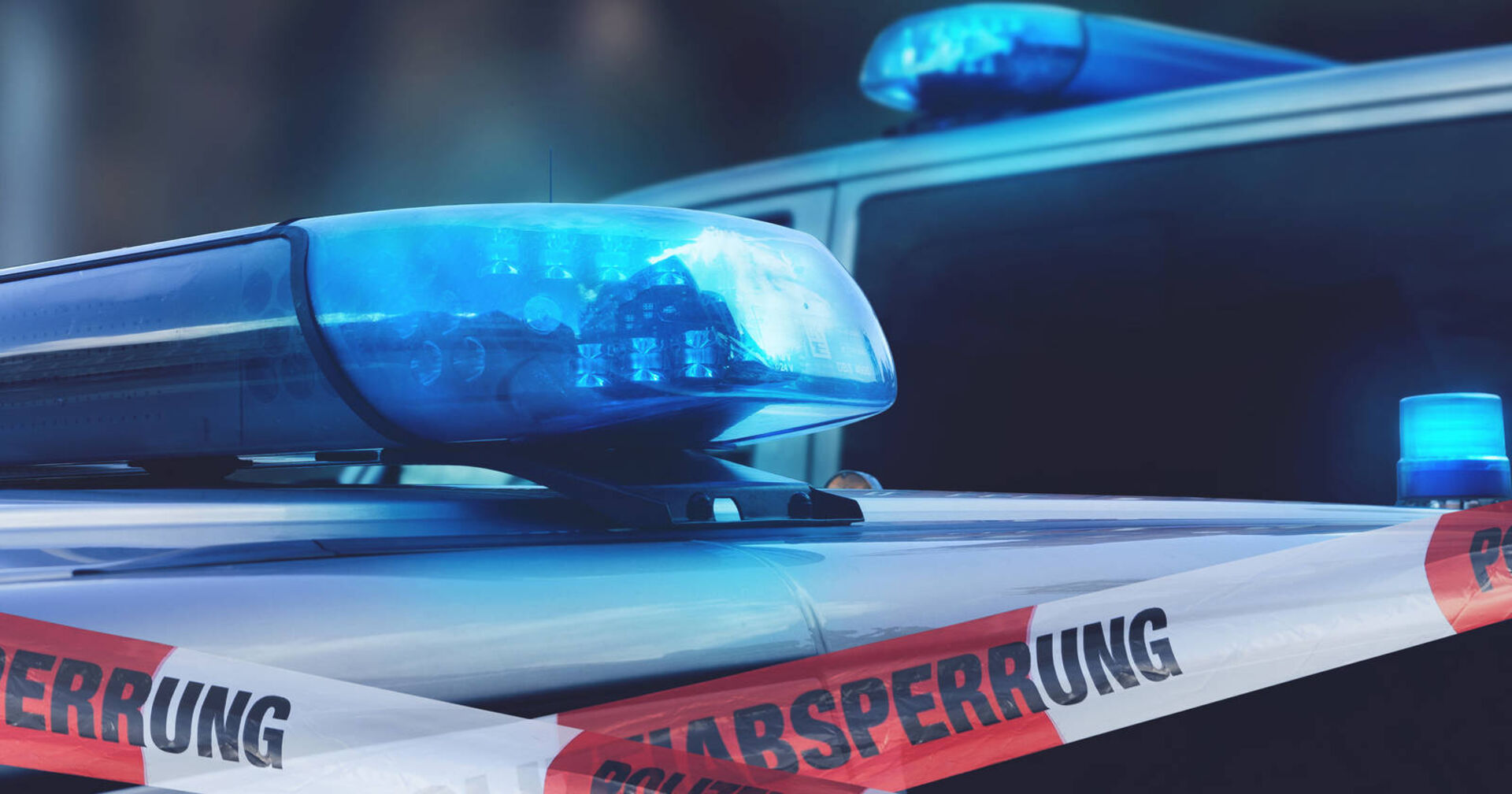 Polizeiauto mit Absperrung.