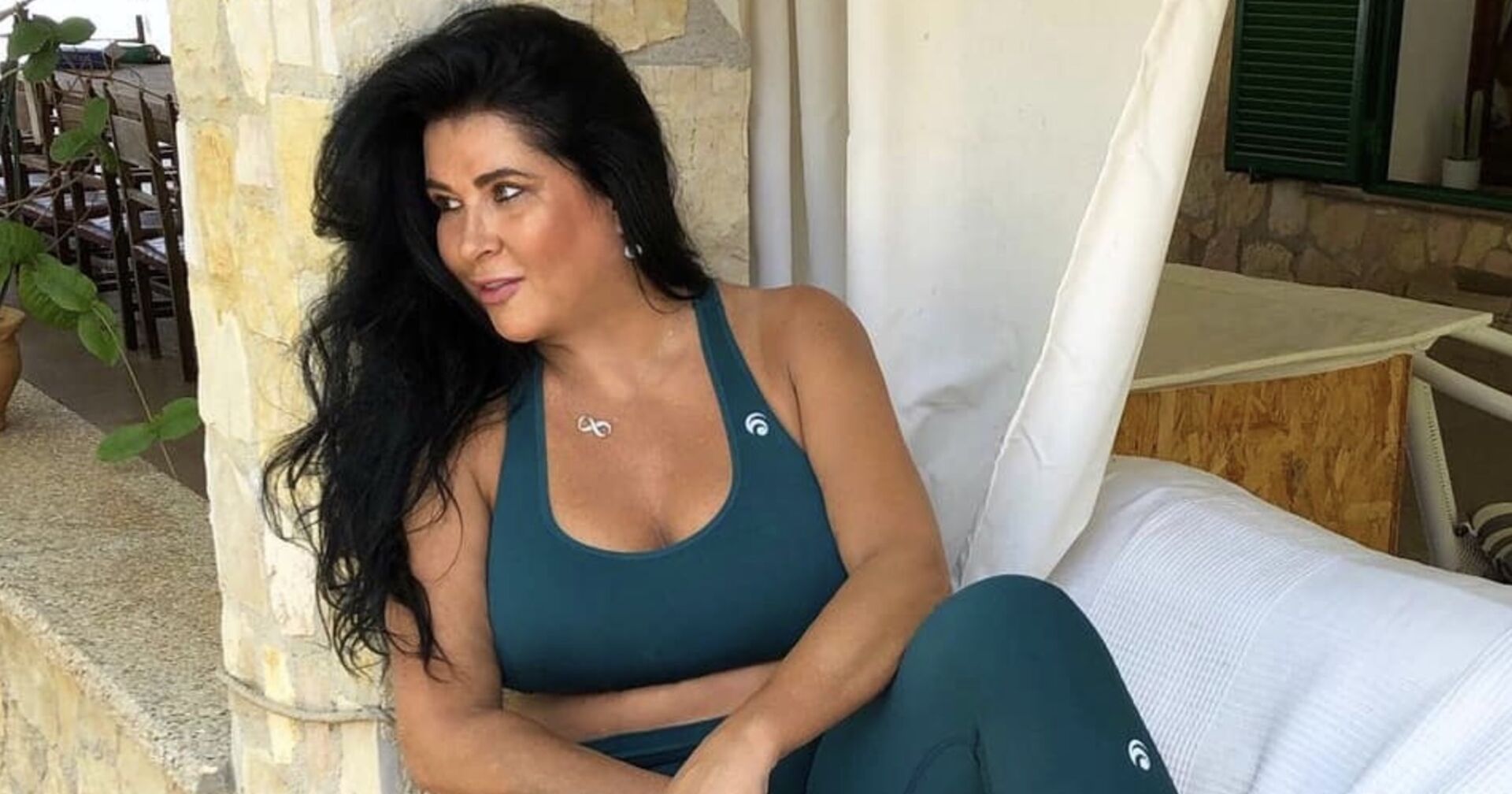 Iris Klein in einem grünen Sportoutfit.