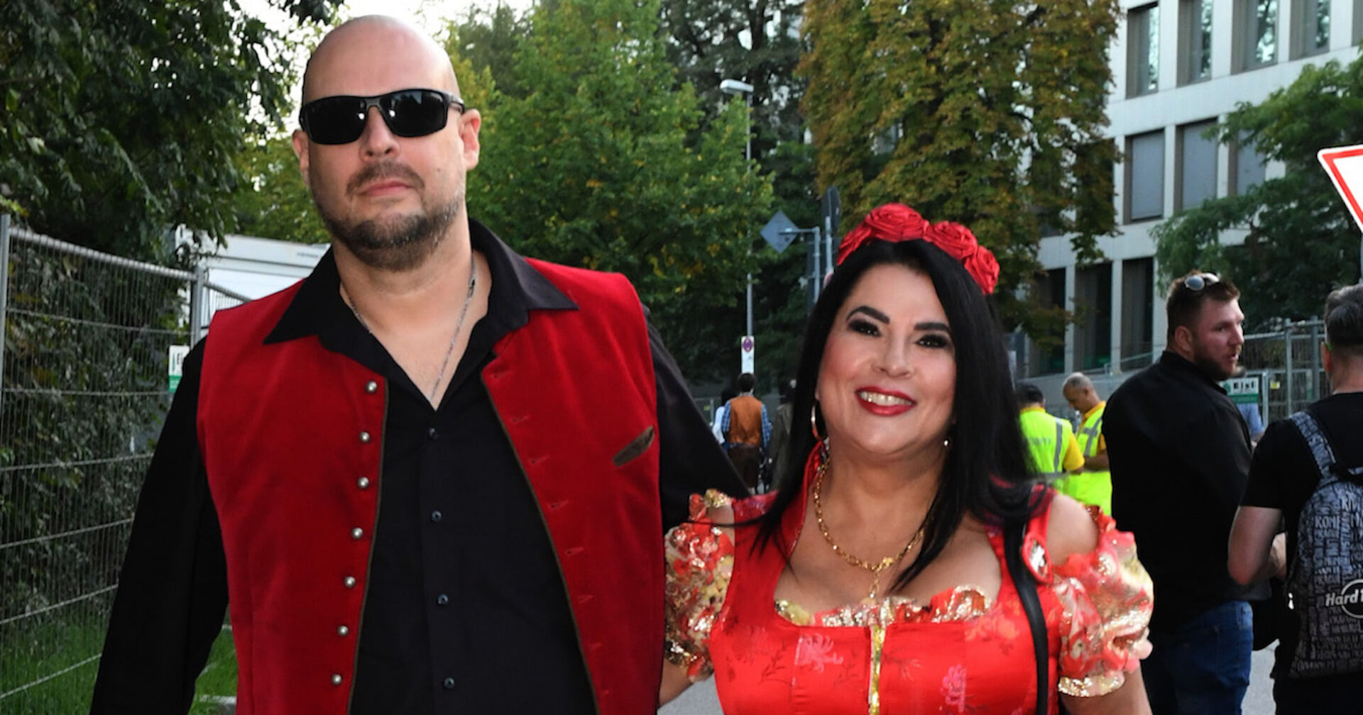 Iris Klein und Mister T beim Oktober fest. Beide tragen rote Tracht.