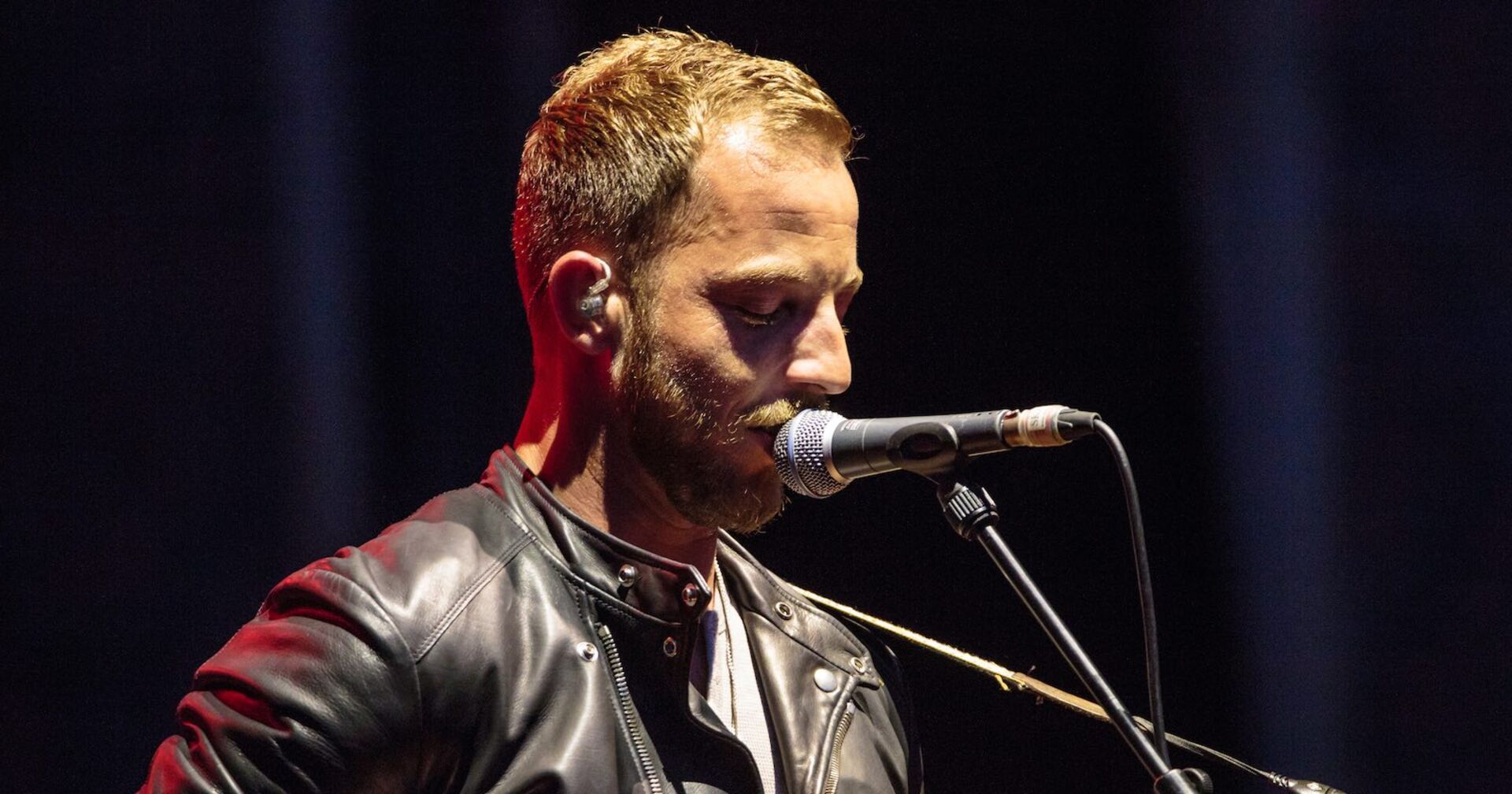 James Morrison bei einem Auftritt auf der Bühne.