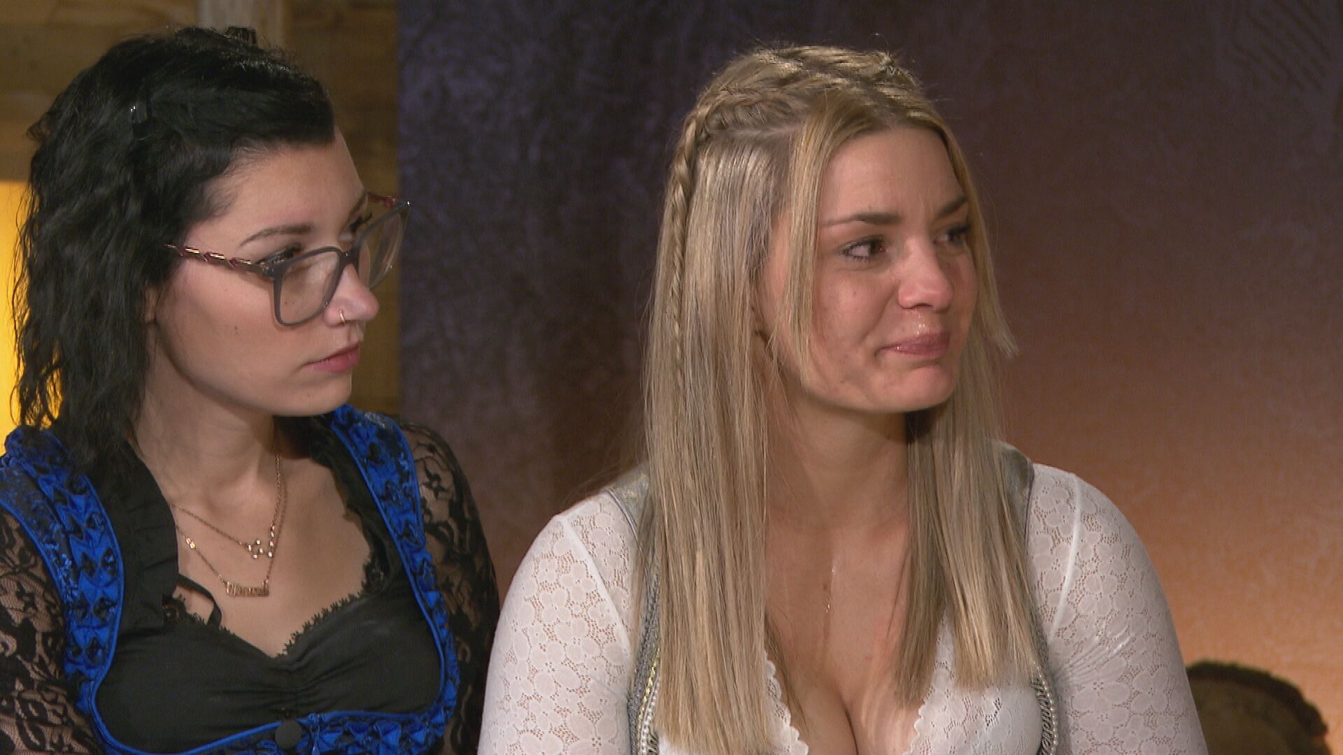 Jenny und Anna bei Bauer sucht Frau in einer Tracht.