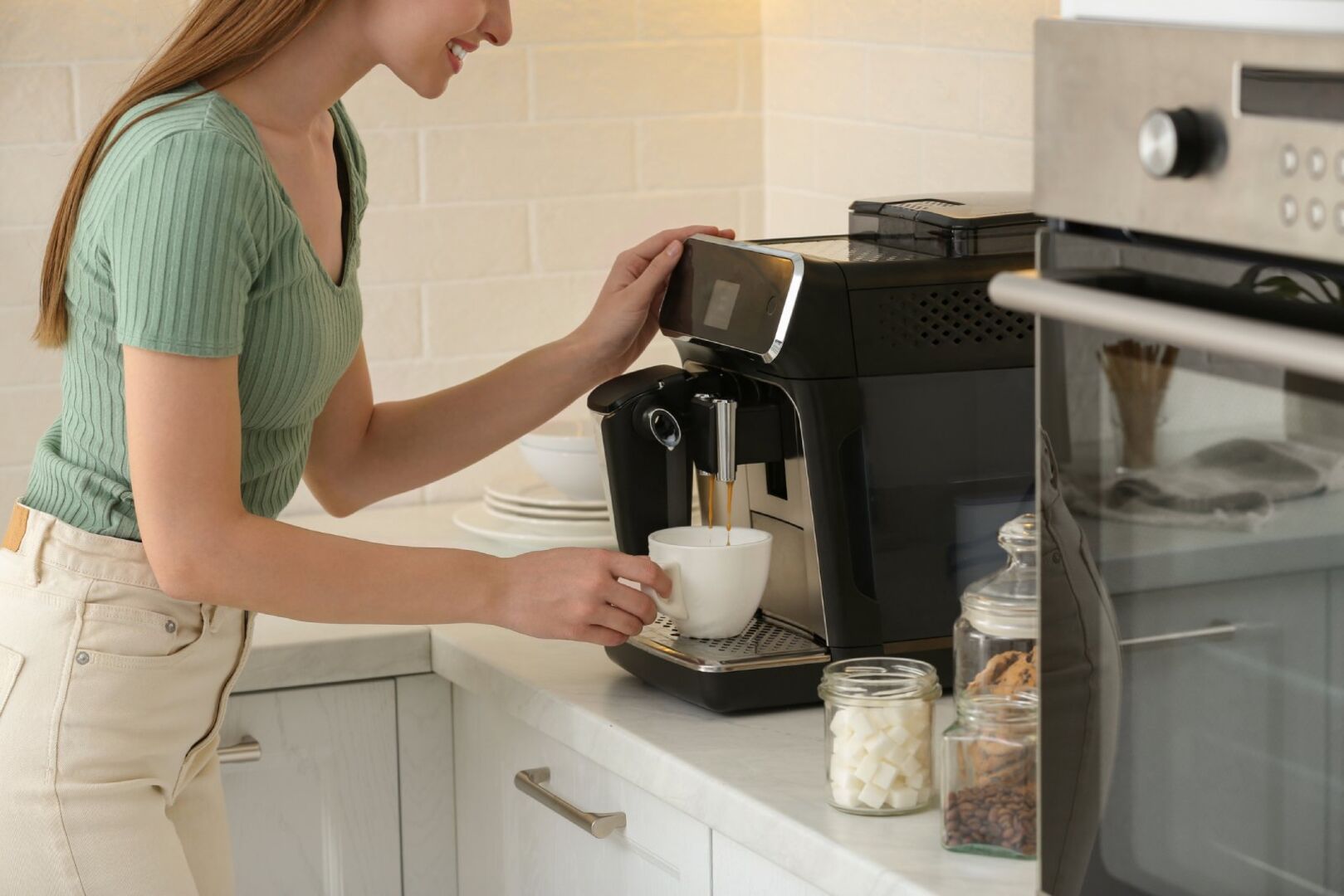Frau macht sich zuhause einen Kaffee | Credit: iStock.com/Liudmila Chernetska